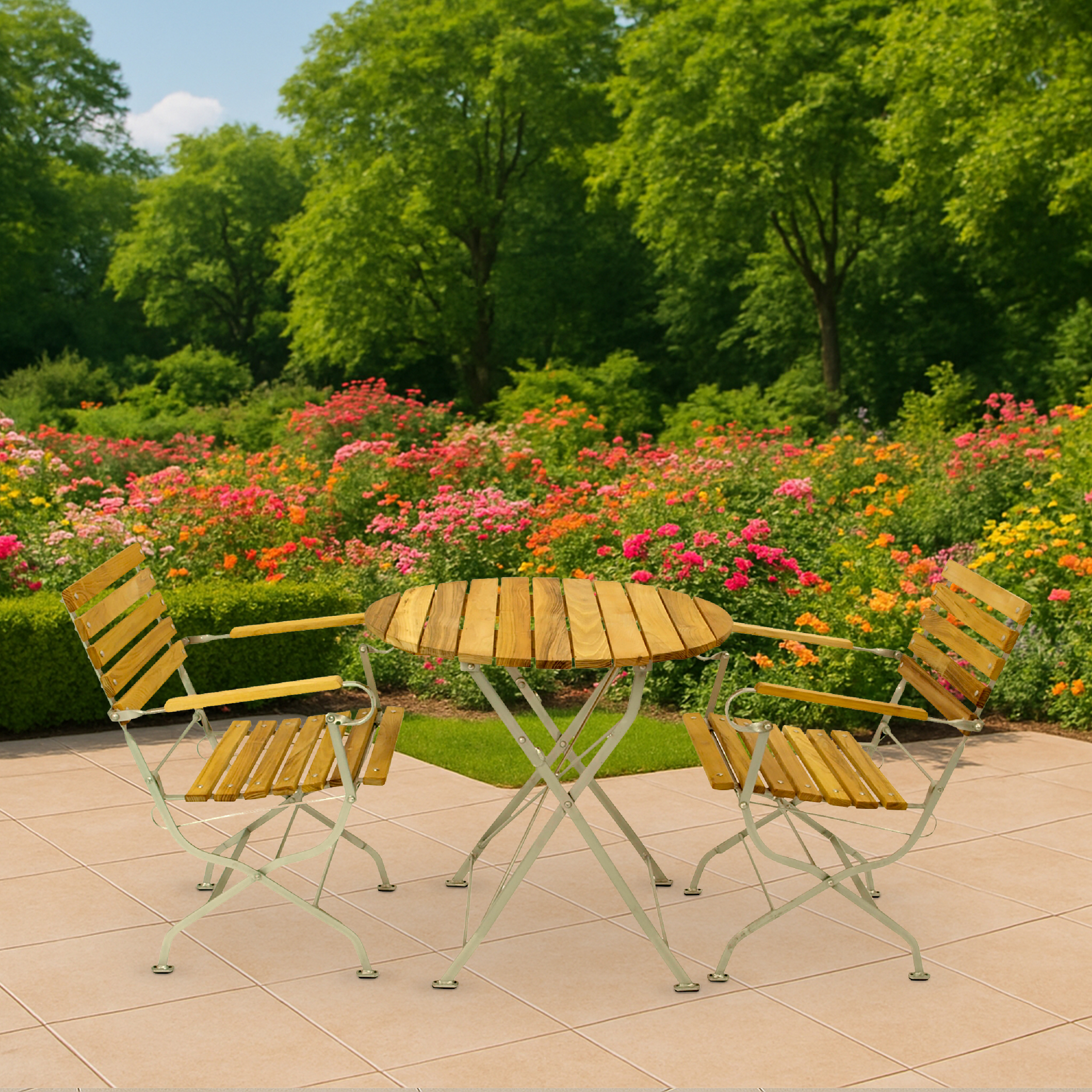 Ein Holztisch und zwei Stühle stehen auf einer gefliesten Terrasse vor einem Rosengarten.