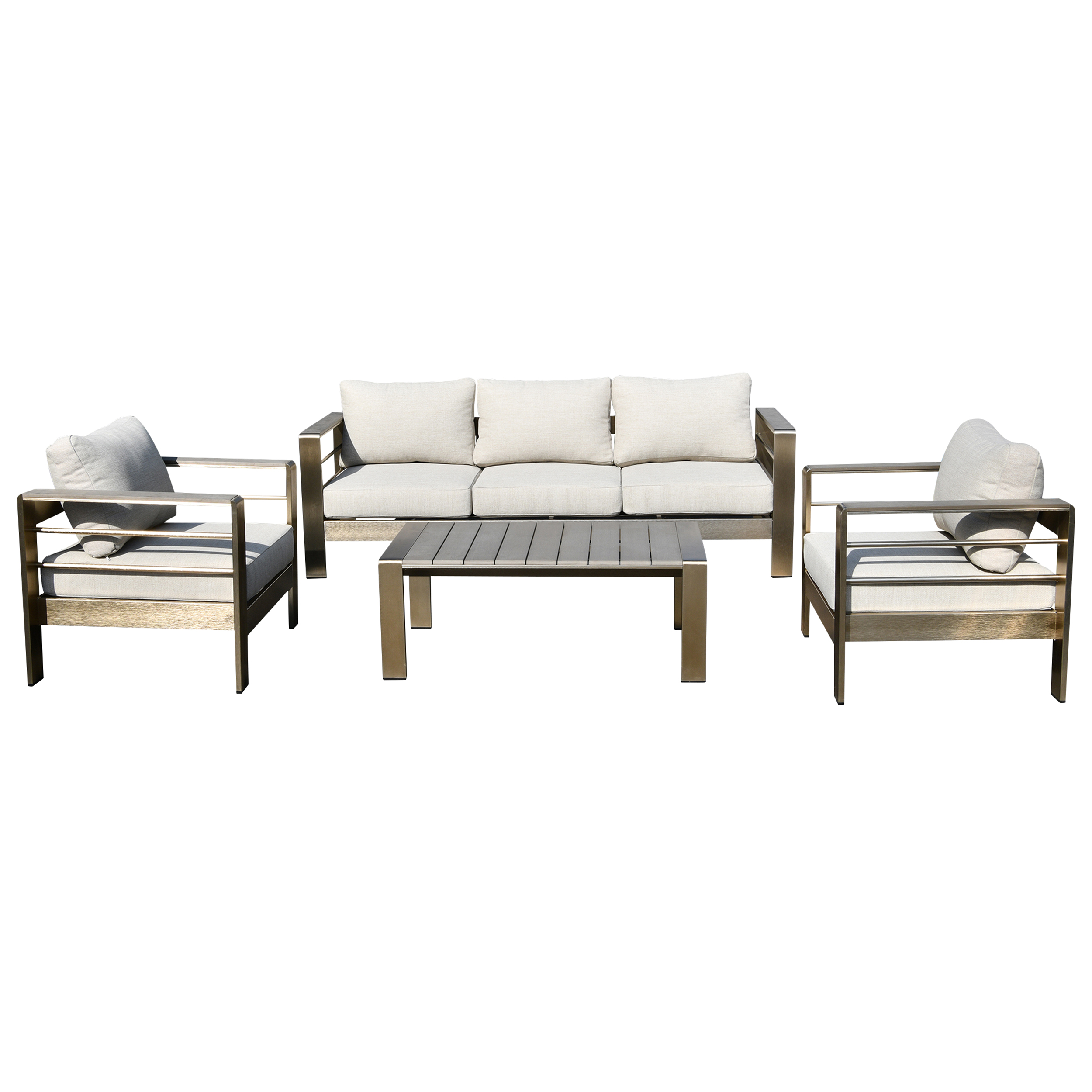 Ein Outdoor-Sofa, zwei Sessel und ein Couchtisch mit hellen Kissen und Metallrahmen.