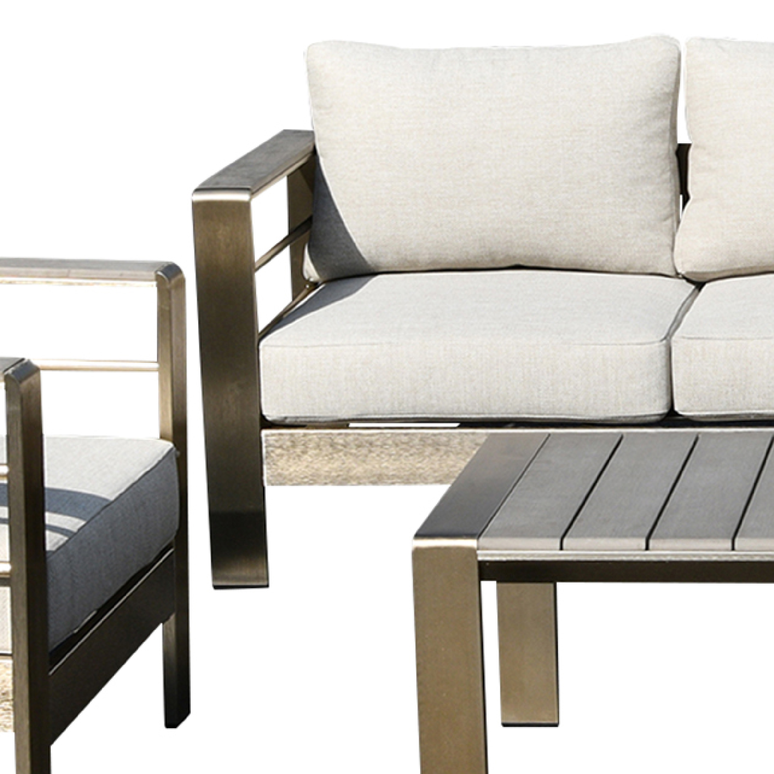 Ein hellgraues Sofa und ein Tisch aus Metall und Holz.