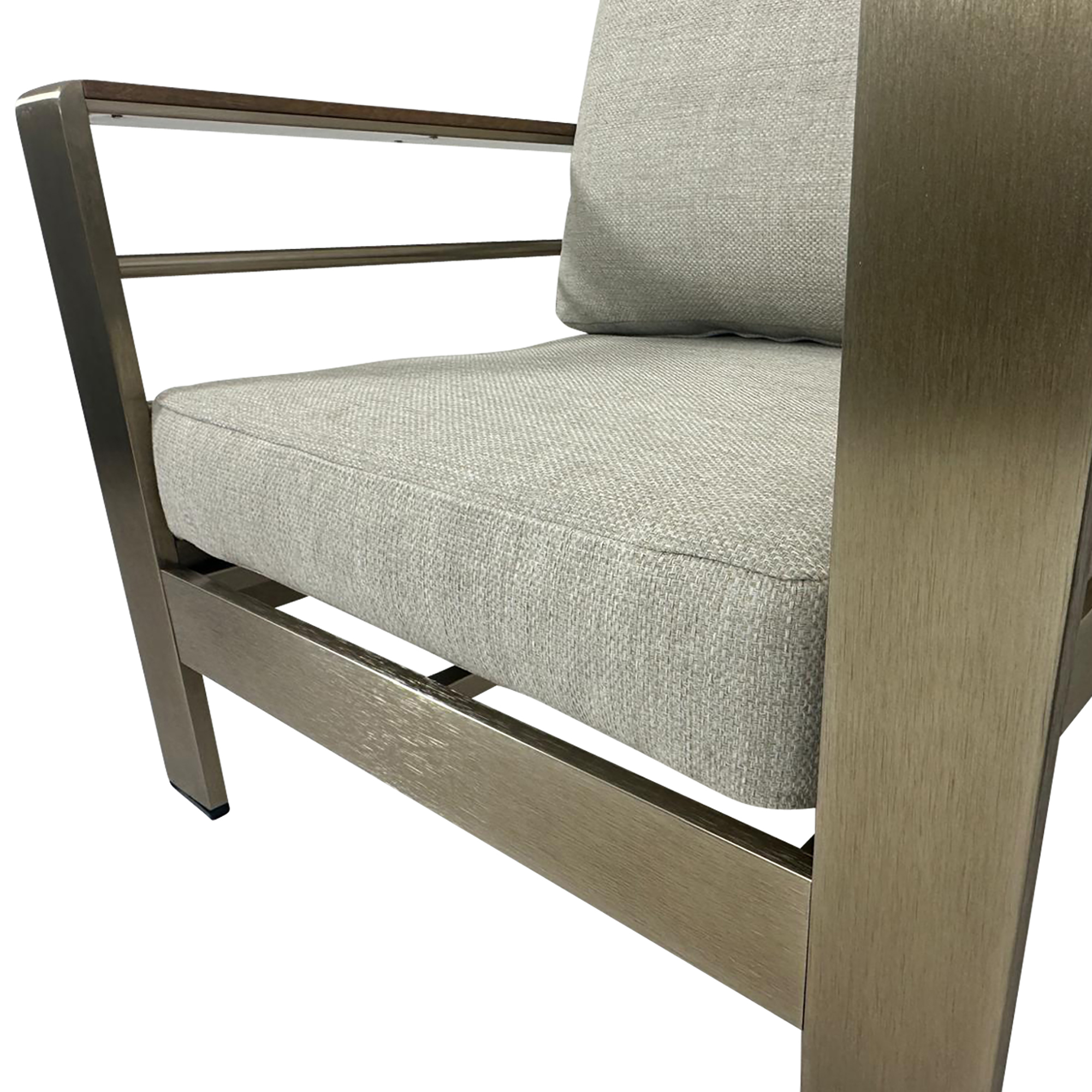 Ein grauer Sessel mit Metallrahmen und Holzdetails, auf weißem Hintergrund.