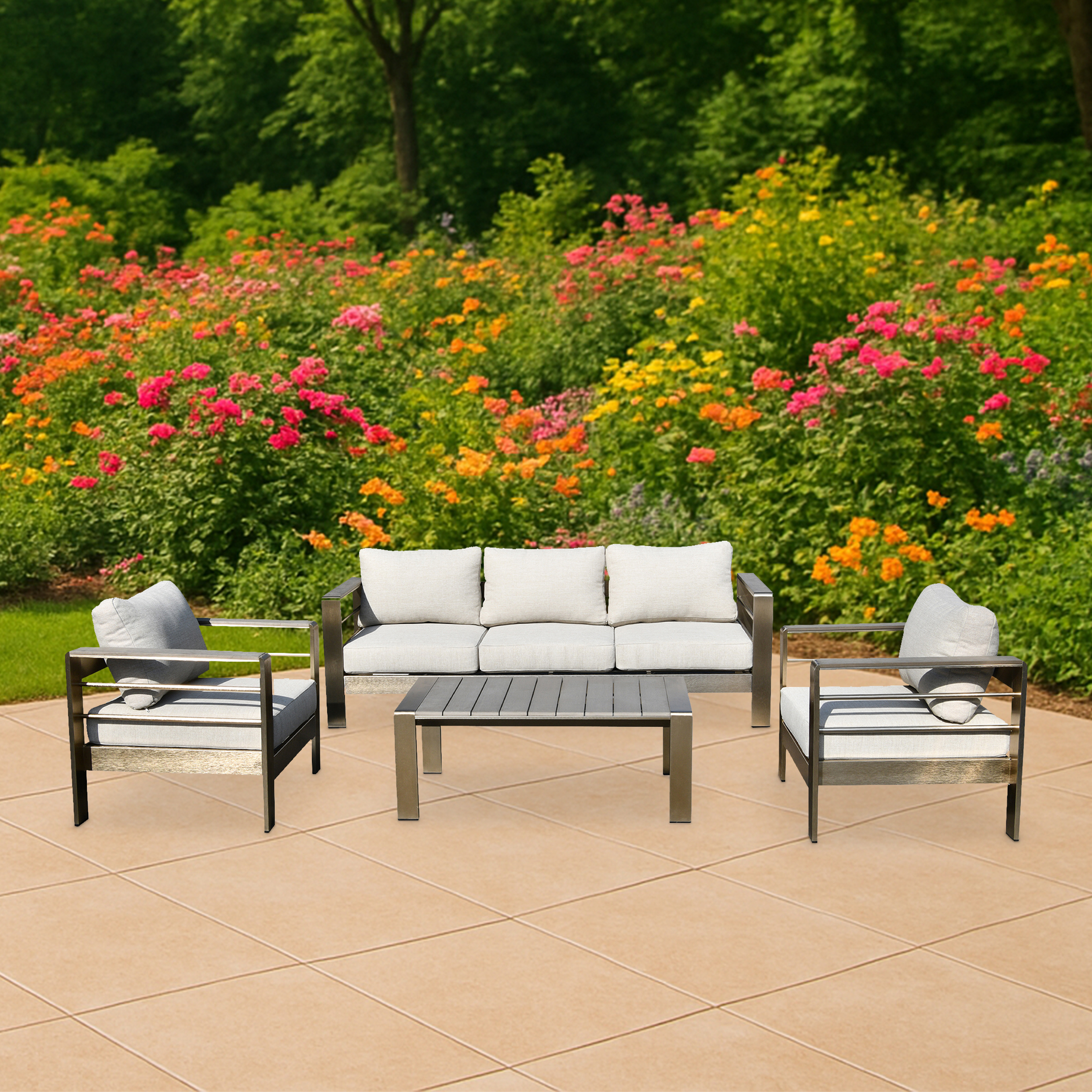 Gartenmöbel-Set auf einer Terrasse mit Blumen im Hintergrund.