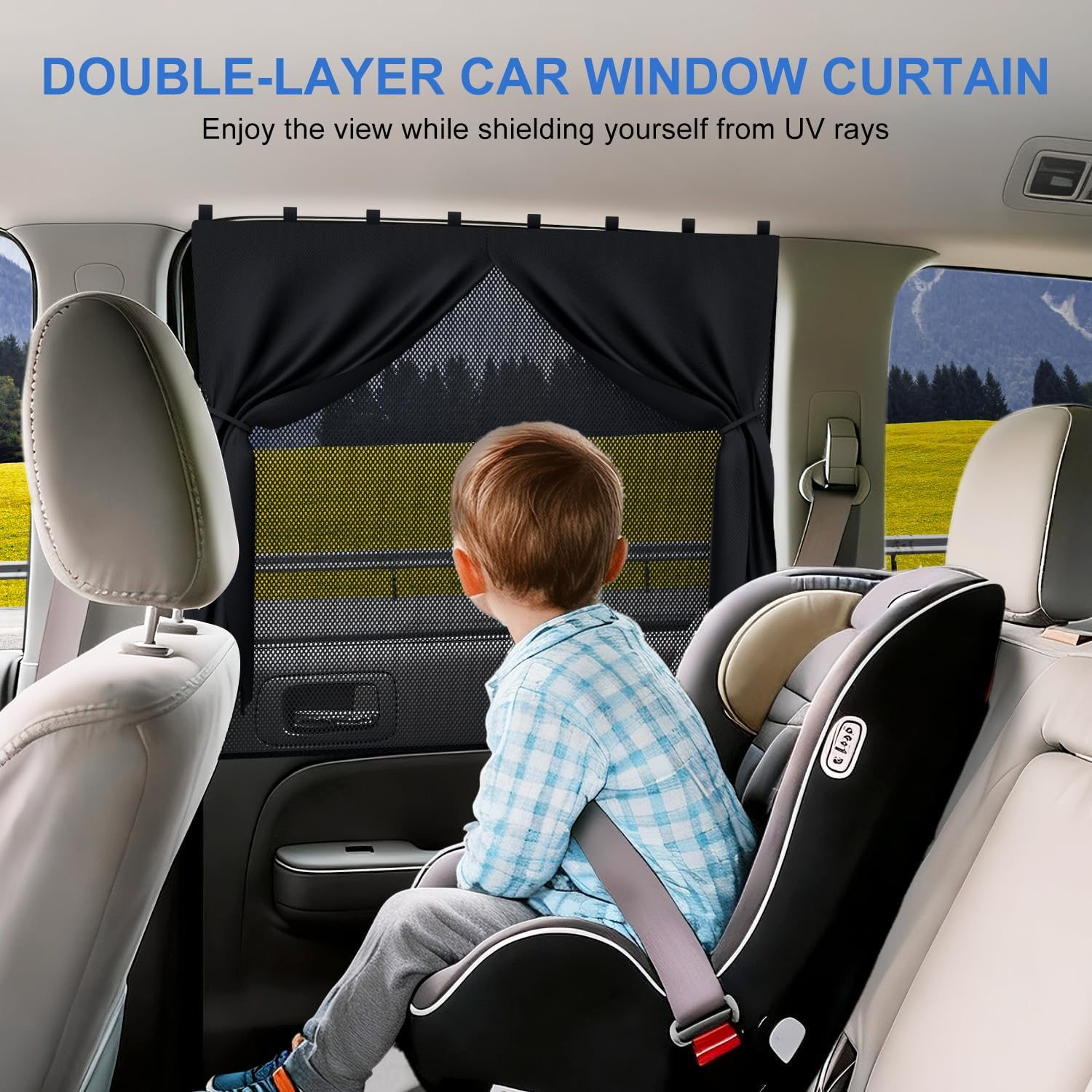 Ein kleiner Junge sitzt in einem Kindersitz im Auto und blickt aus dem Fenster.
