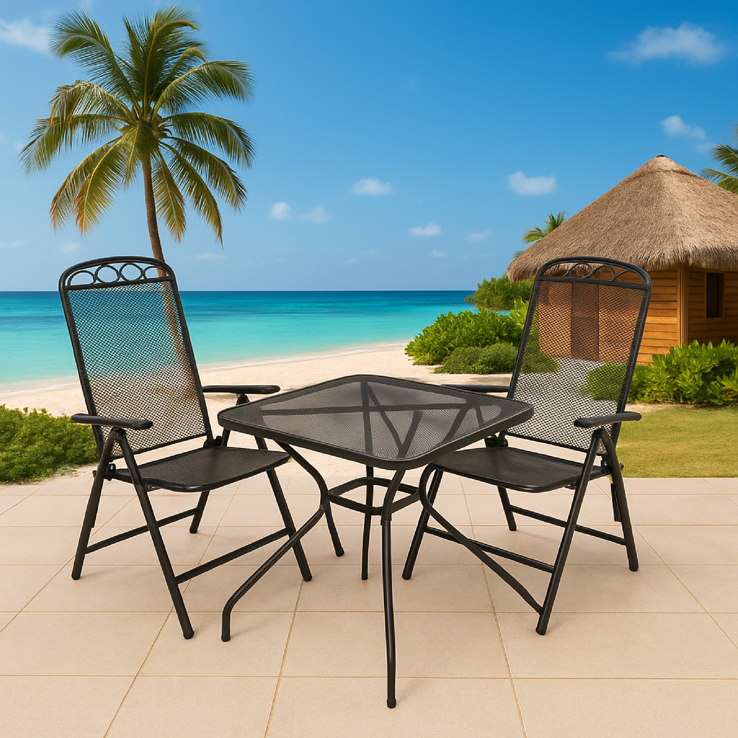 Zwei schwarze Metallstühle und ein Tisch stehen auf einer Terrasse am Strand mit Palmen.