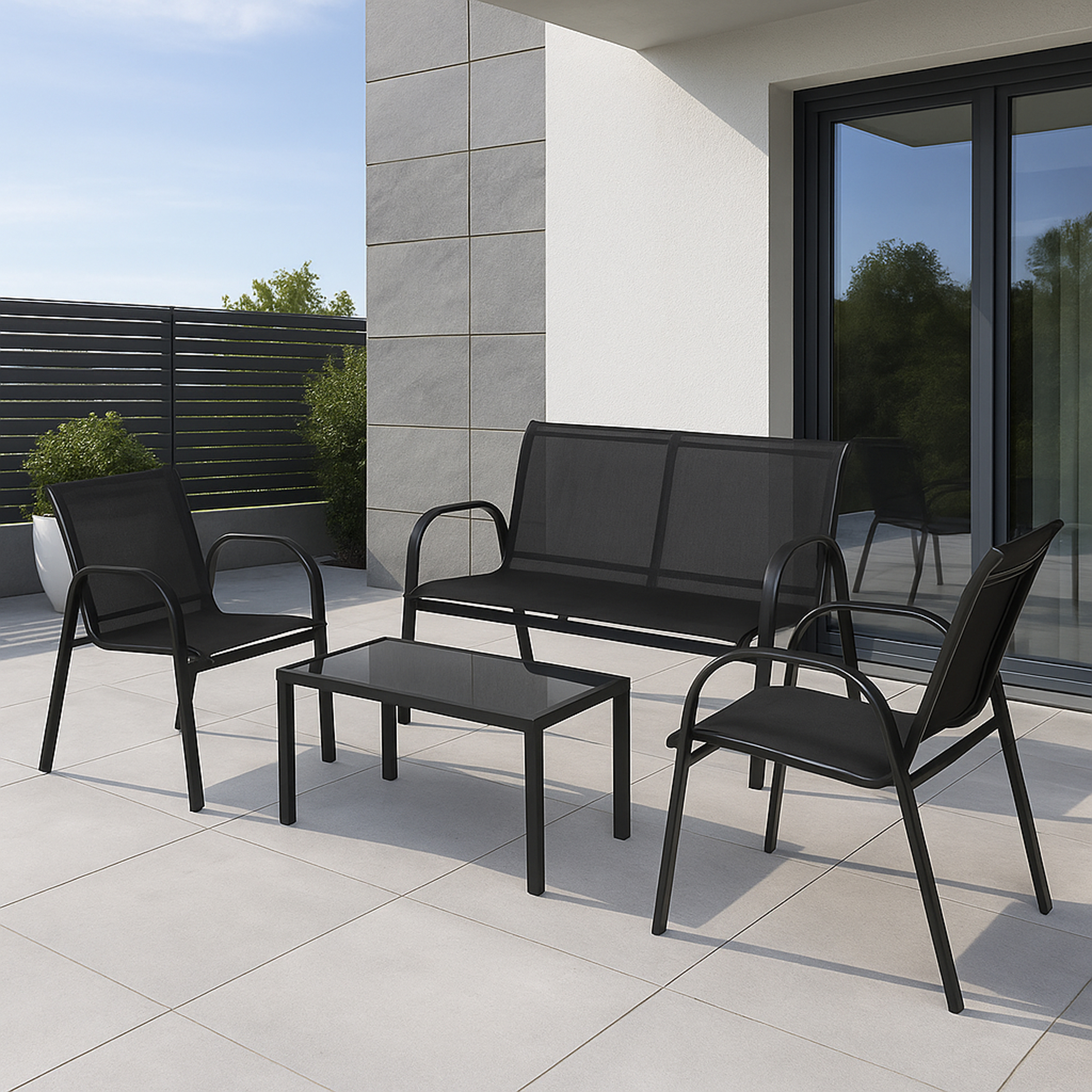 Schwarze Outdoor-Möbelgarnitur aus Metall mit Bank, zwei Stühlen und Couchtisch auf einer Terrasse.