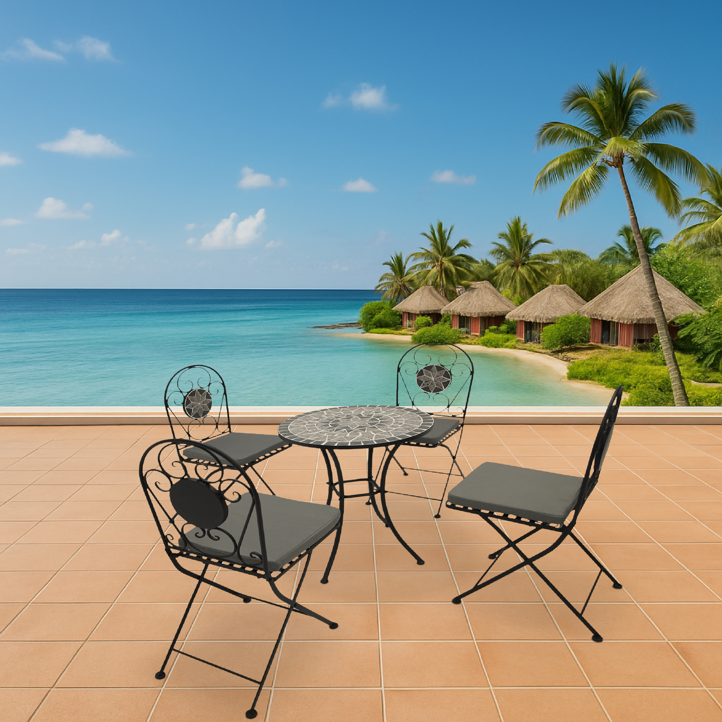 Terrasse mit Tisch und Stühlen am Strand mit Hütten und Palmen.