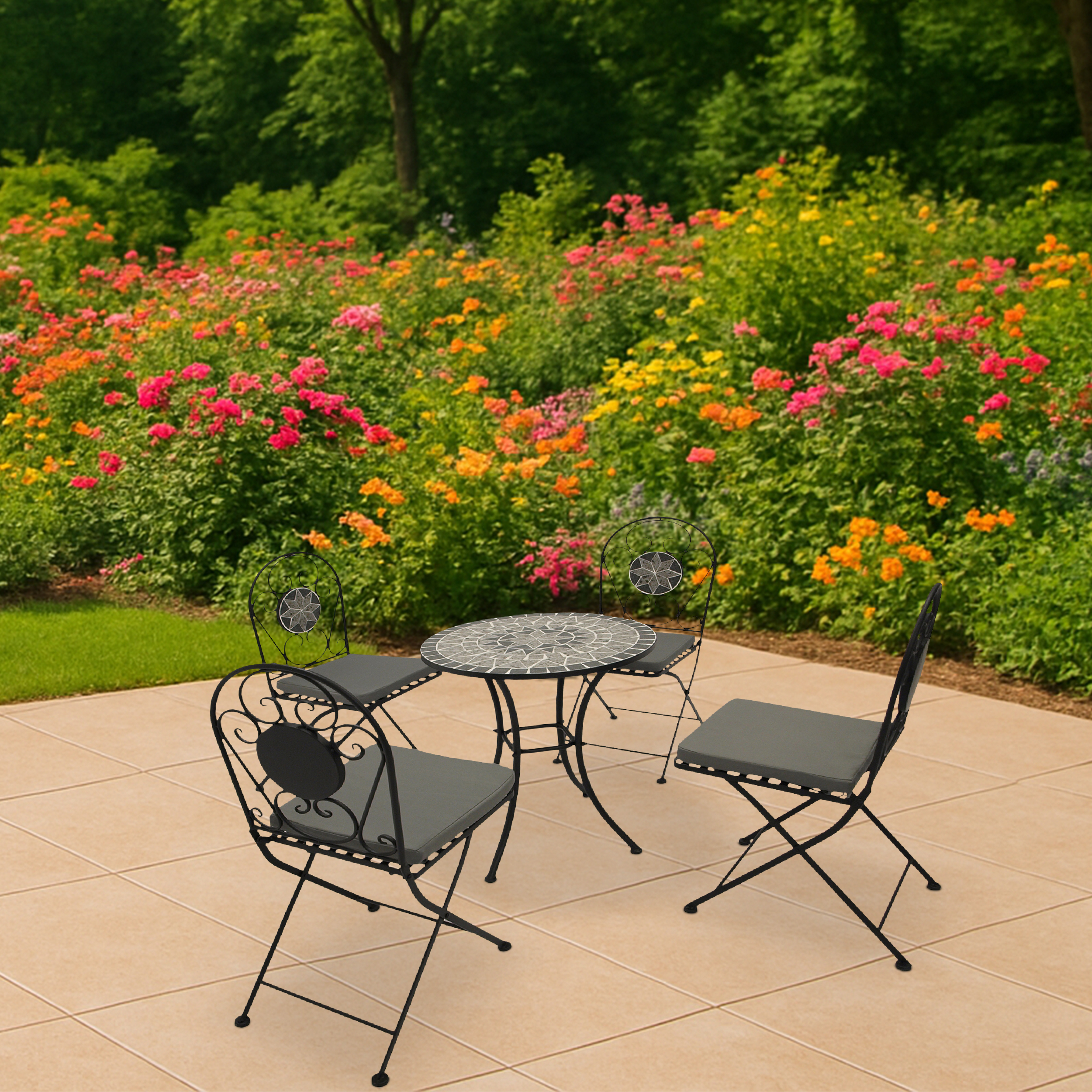 Ein Mosaiktisch mit vier schwarzen Stühlen in einem Garten mit Blumen.