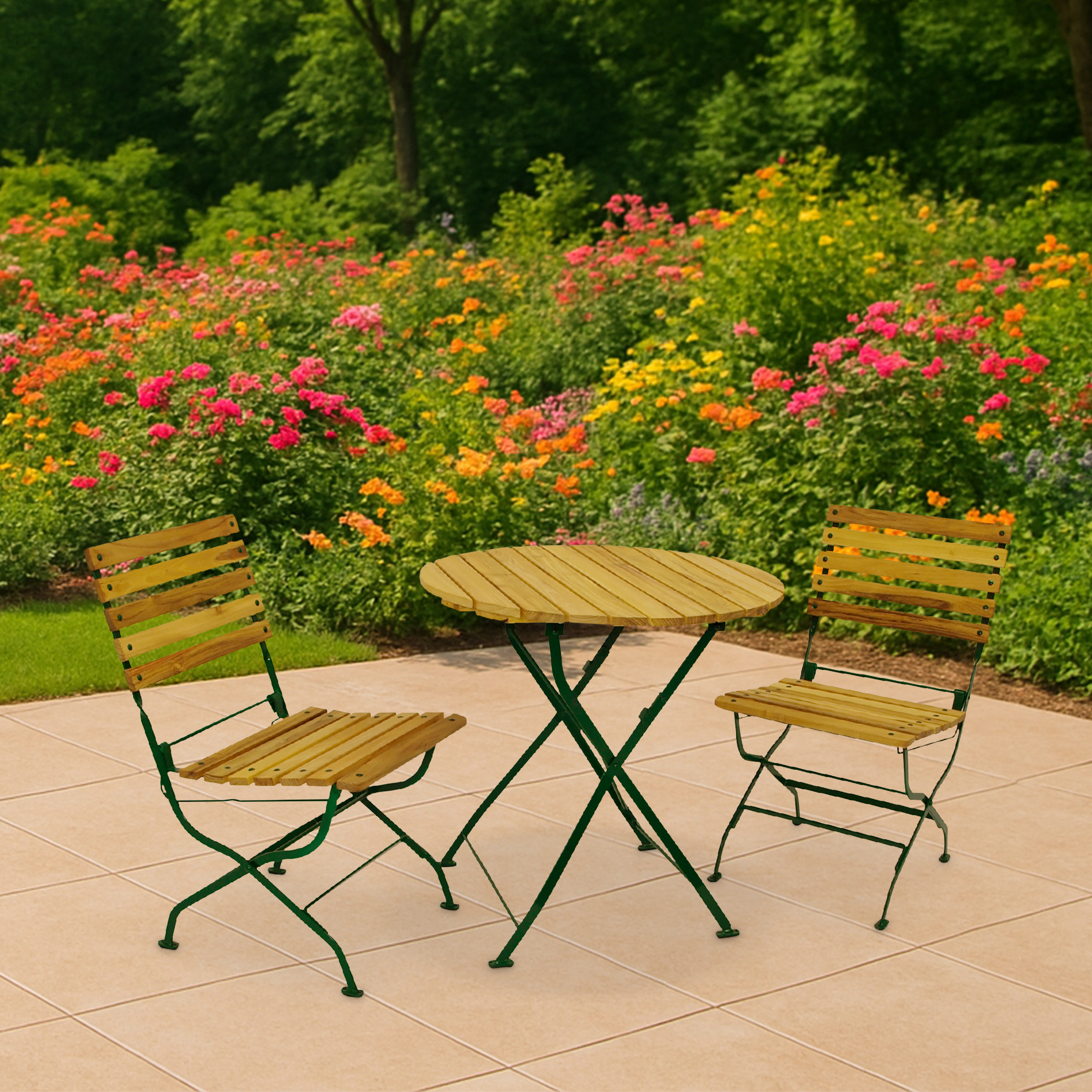 Ein Holztisch und zwei Stühle stehen auf einer gefliesten Terrasse vor einem blühenden Garten.