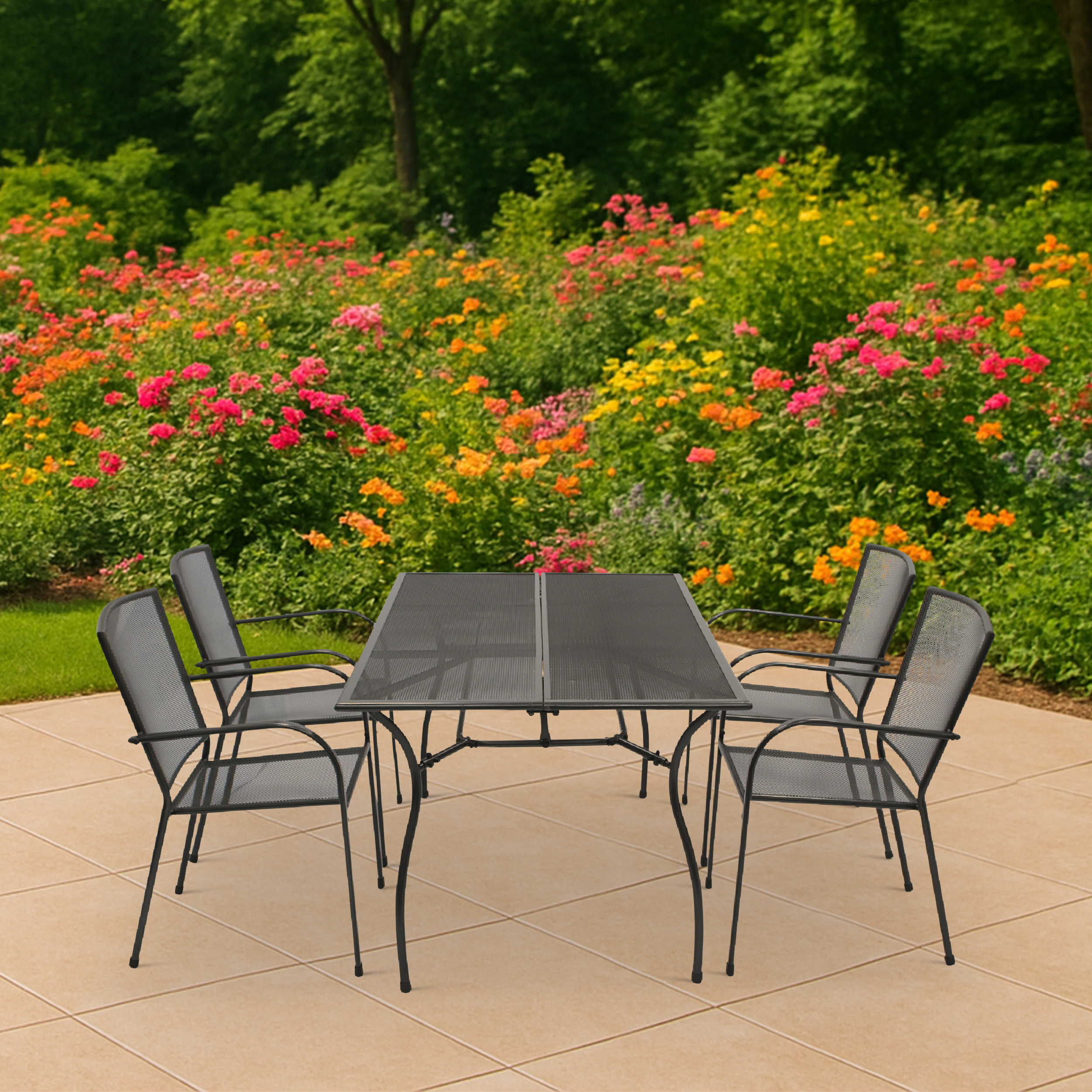 Ein schwarzer Metalltisch mit vier Stühlen steht auf einer Terrasse vor einem blühenden Garten.