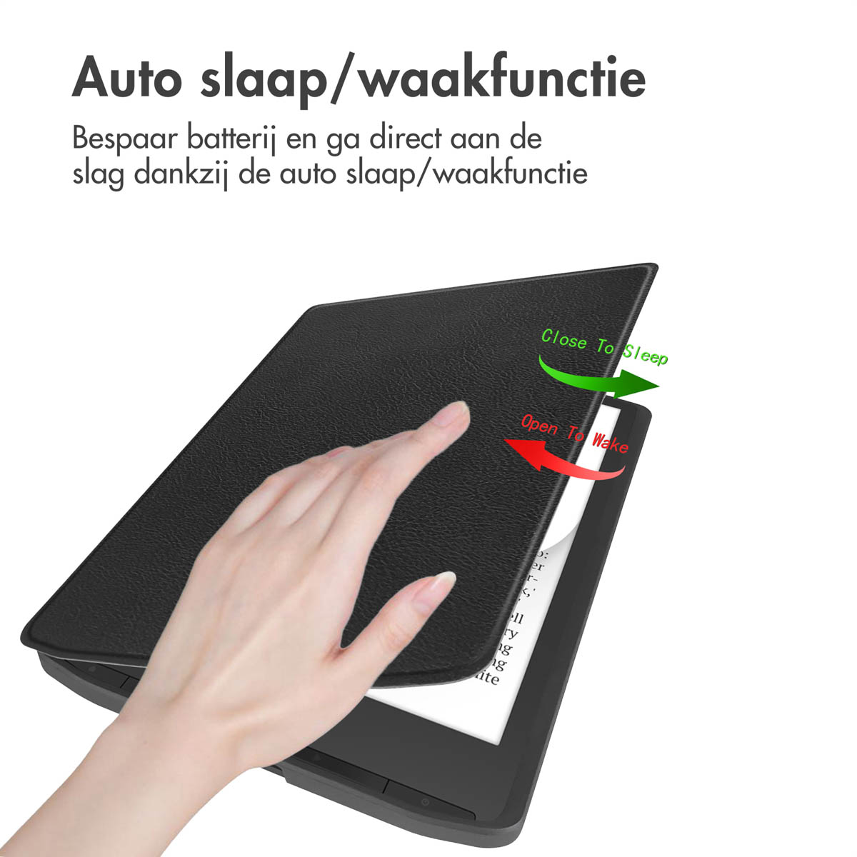 Une main ouvre ou ferme une couverture noire de liseuse pour l'allumer ou l'éteindre.
