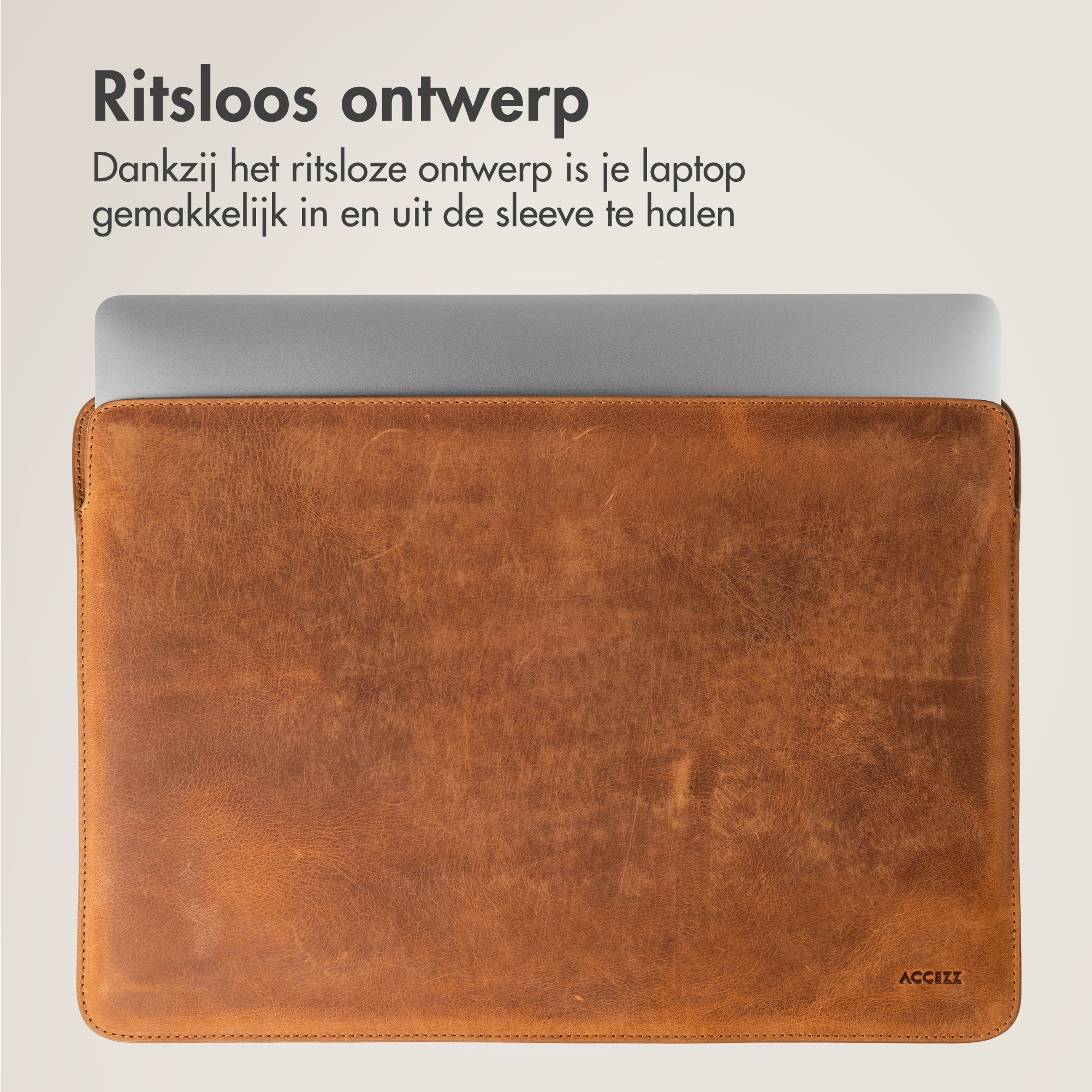 Braune Laptoptasche mit grauem Laptop. Marke ACCESZZ. Reißverschlussloses Design.