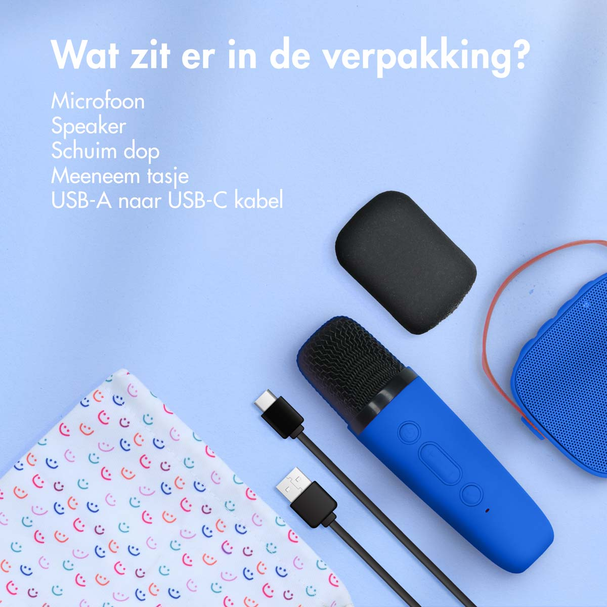 Microfono blu, altoparlante, cappuccio in schiuma, borsa e cavo USB su sfondo azzurro.