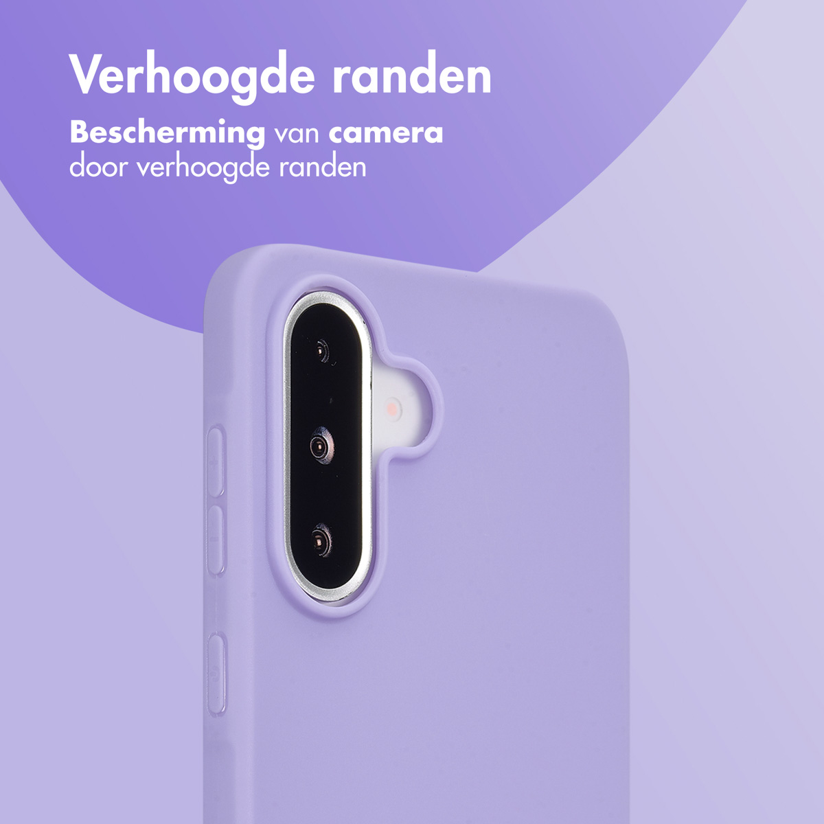 Coque de téléphone violette avec bords surélevés autour de l'appareil photo. Gros plan.