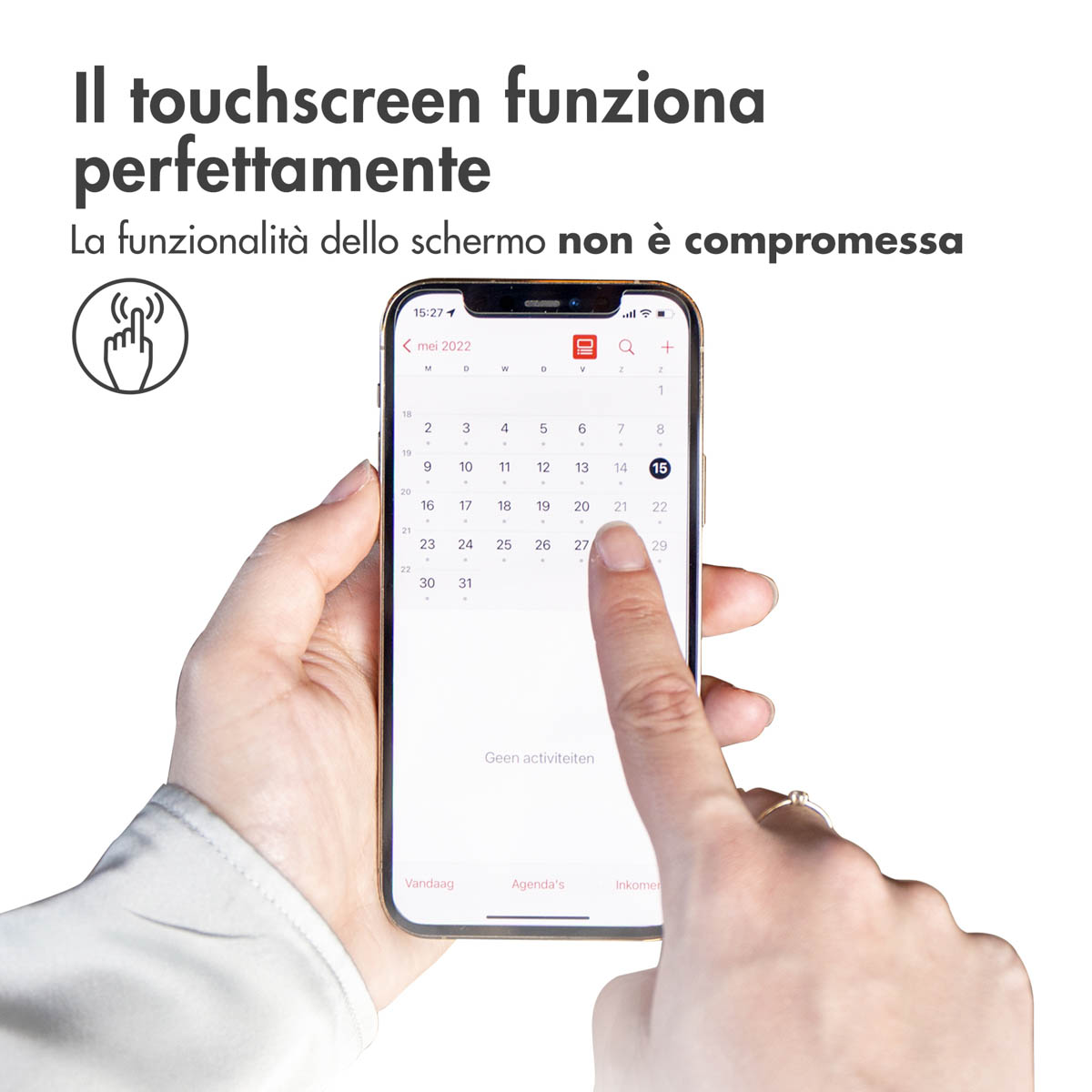 Een hand raakt een smartphone-scherm aan met een kalender voor mei 2022.