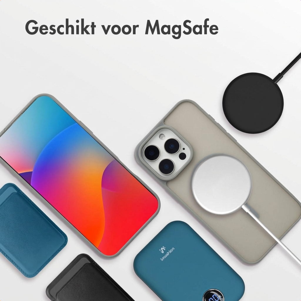Een iPhone met MagSafe accessoires: oplaadkabel, powerbank, hoesje en kaarthouder.