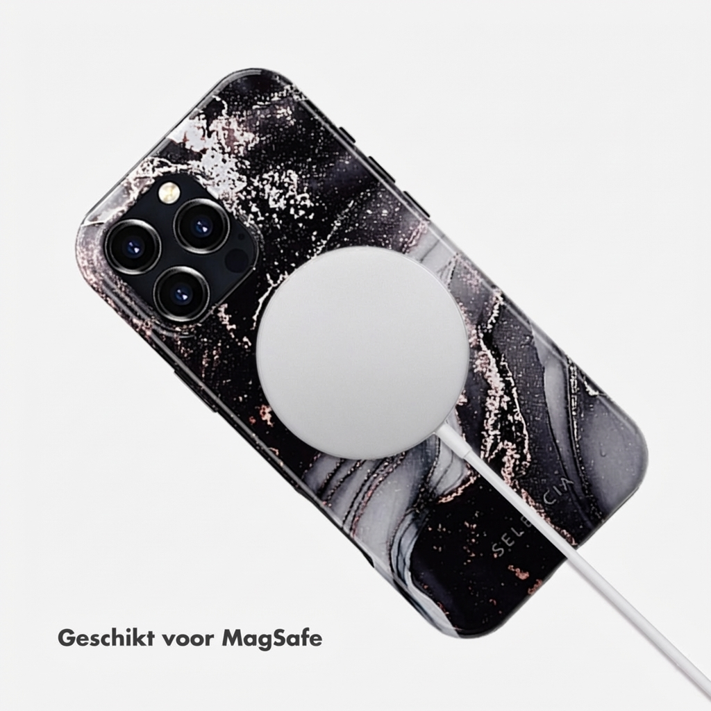 Zwarte iPhone met marmerpatroon en MagSafe lader