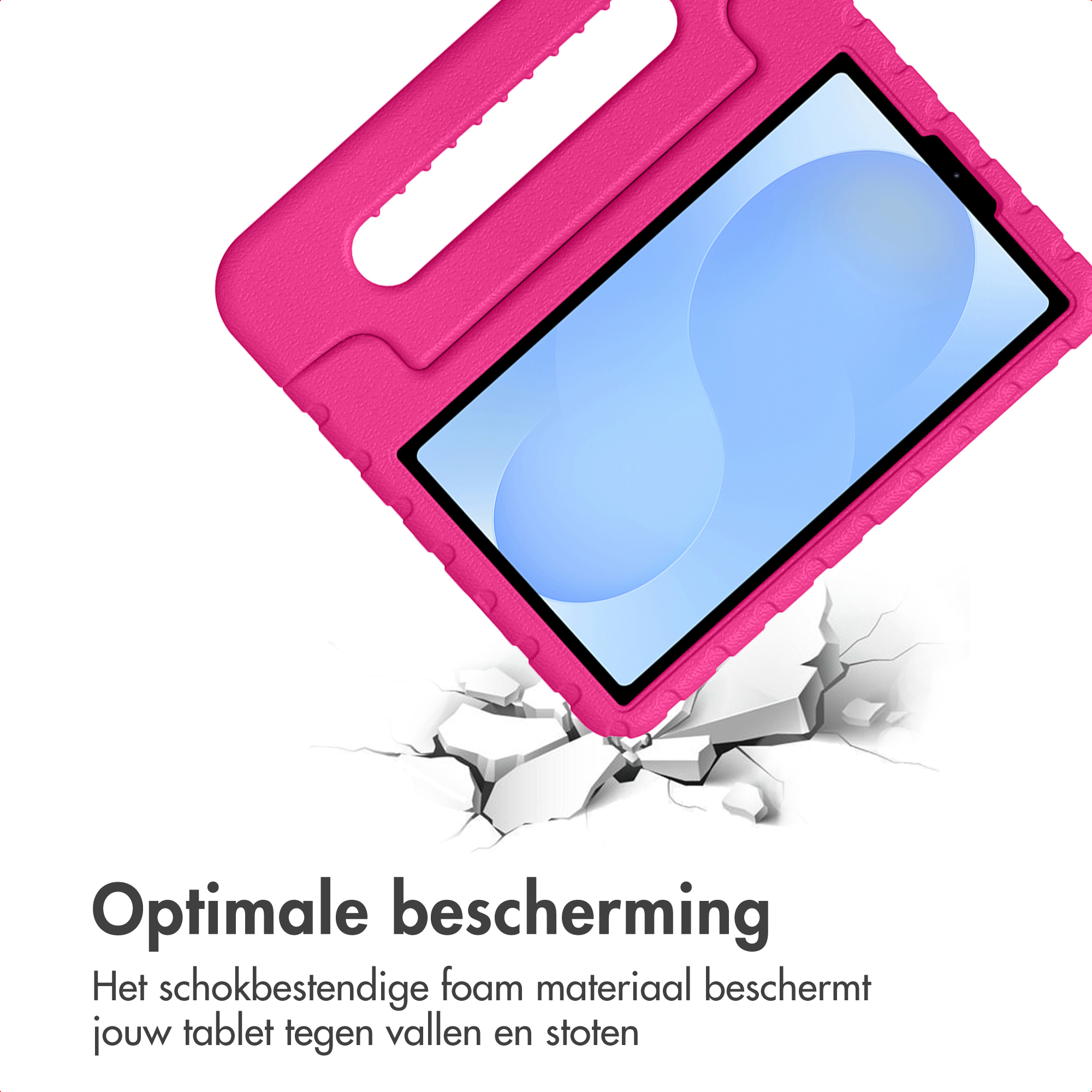 Un étui rose pour tablette avec une poignée tombe sur des surfaces blanches fissurées.
