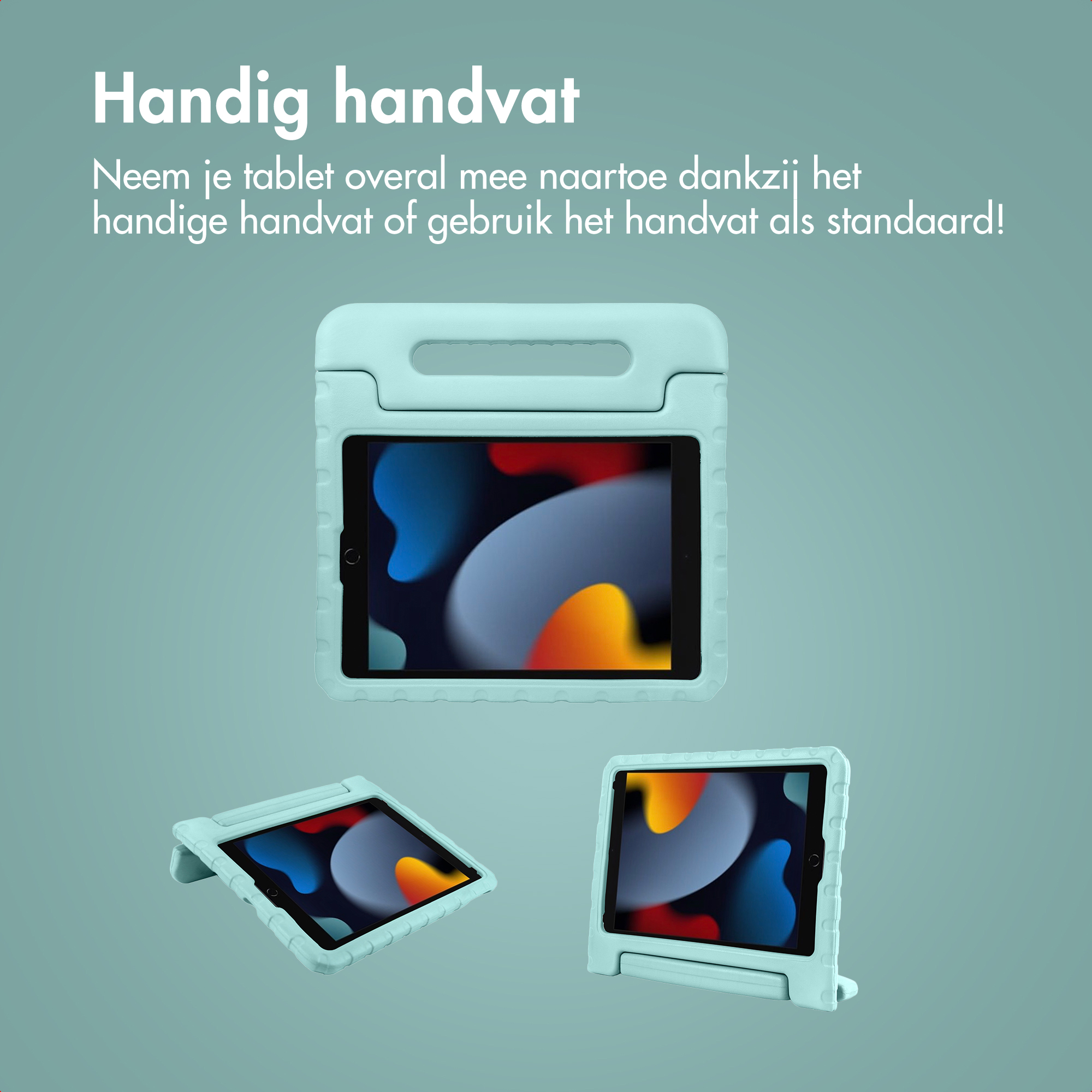 Lichtblauwe tablethoes met handvat en standaard, toont tablet met abstracte achtergrond.