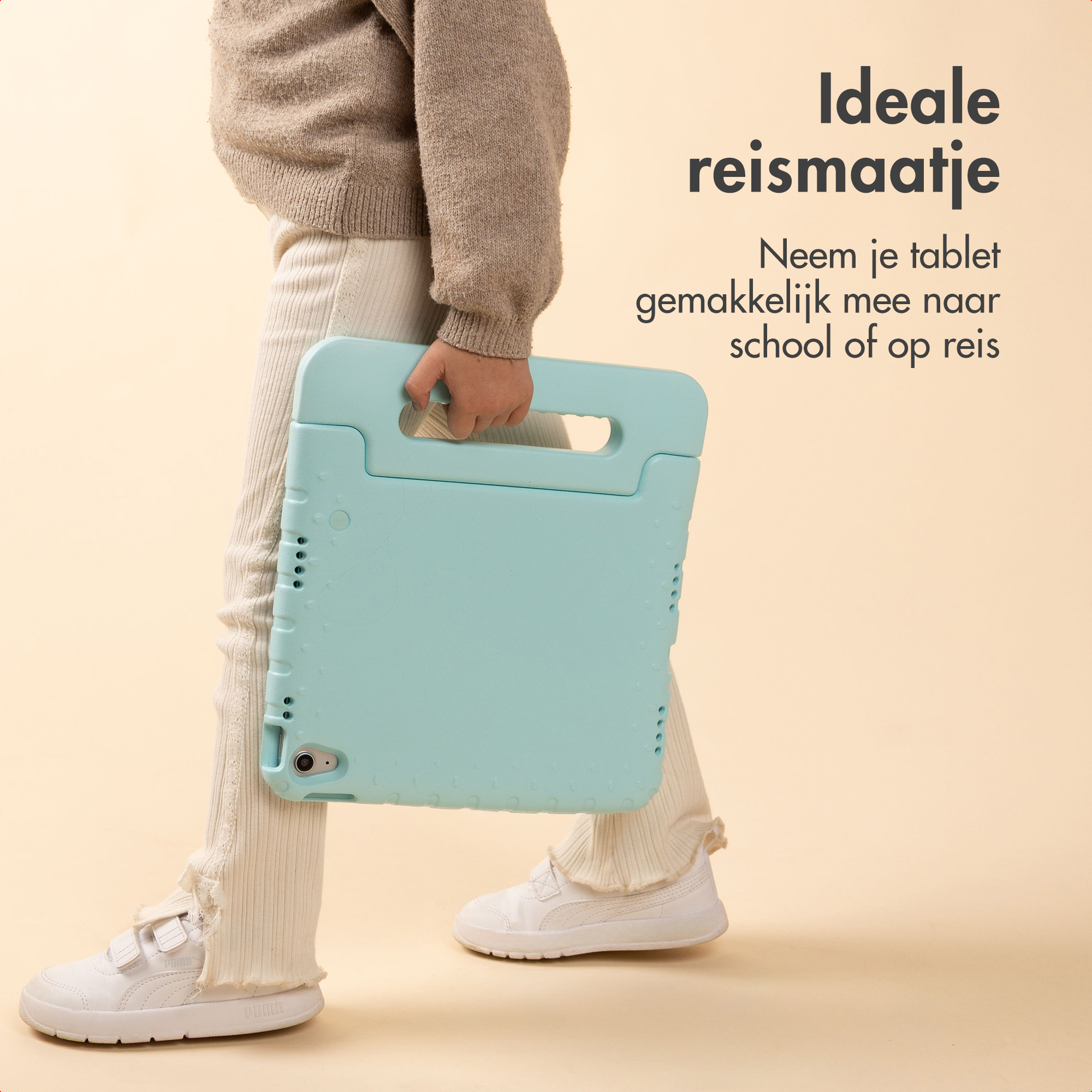 Kind houdt een blauwe tablethoes met handvat vast. Witte broek, bruine trui.