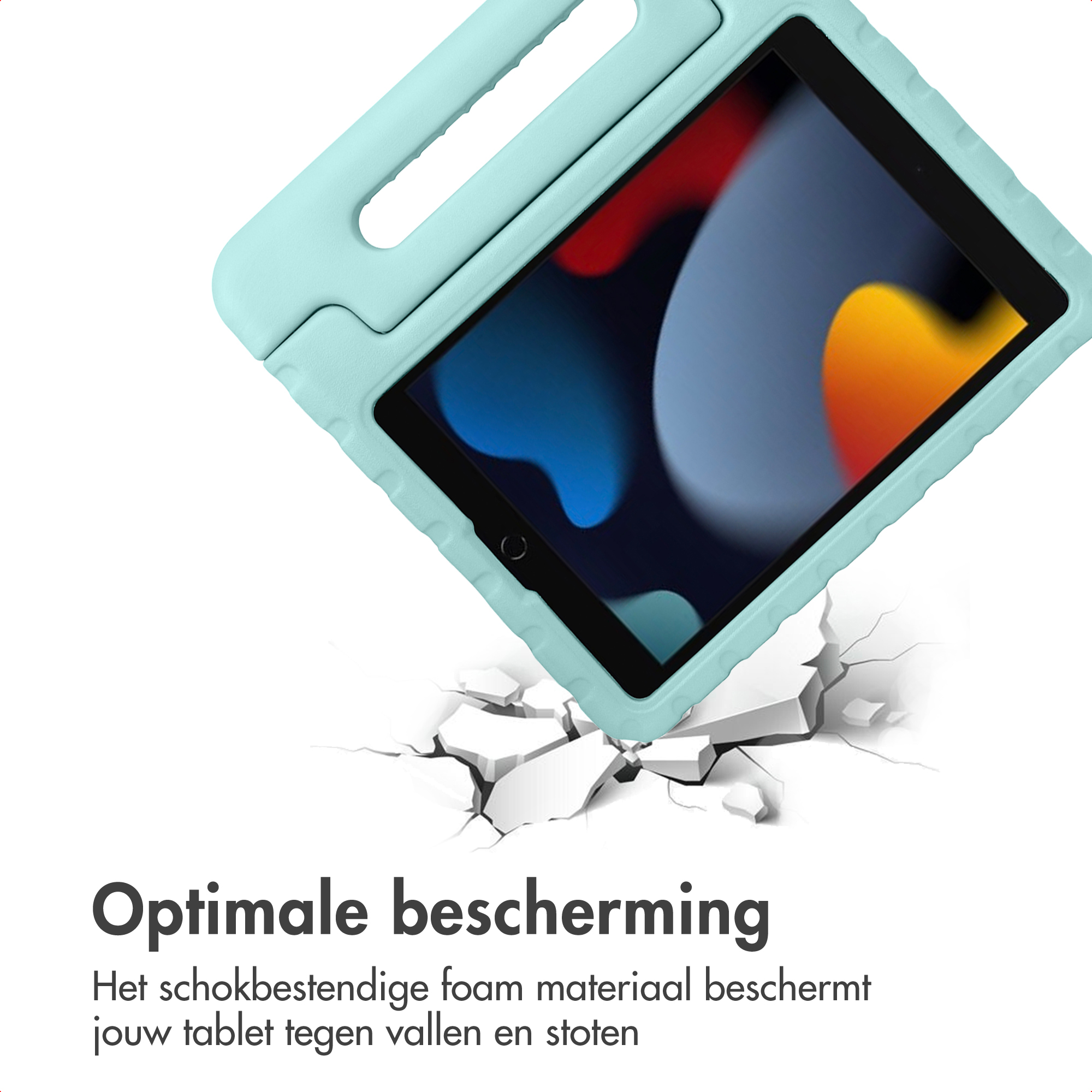 Een lichtblauwe tablethoes met handvat valt op gebarsten witte oppervlakken.