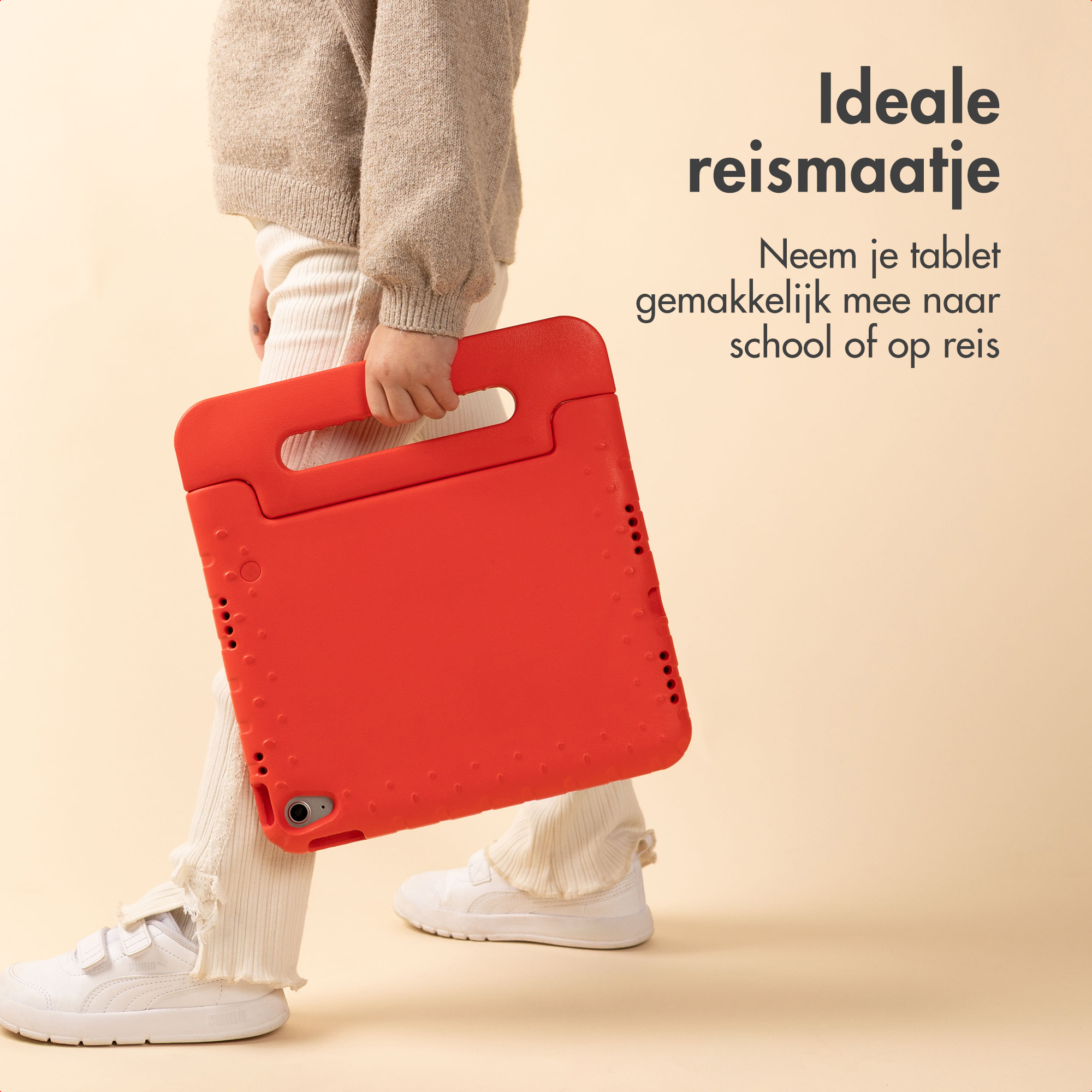 Enfant tenant un étui rouge pour tablette. Chaussures et pantalon blancs.