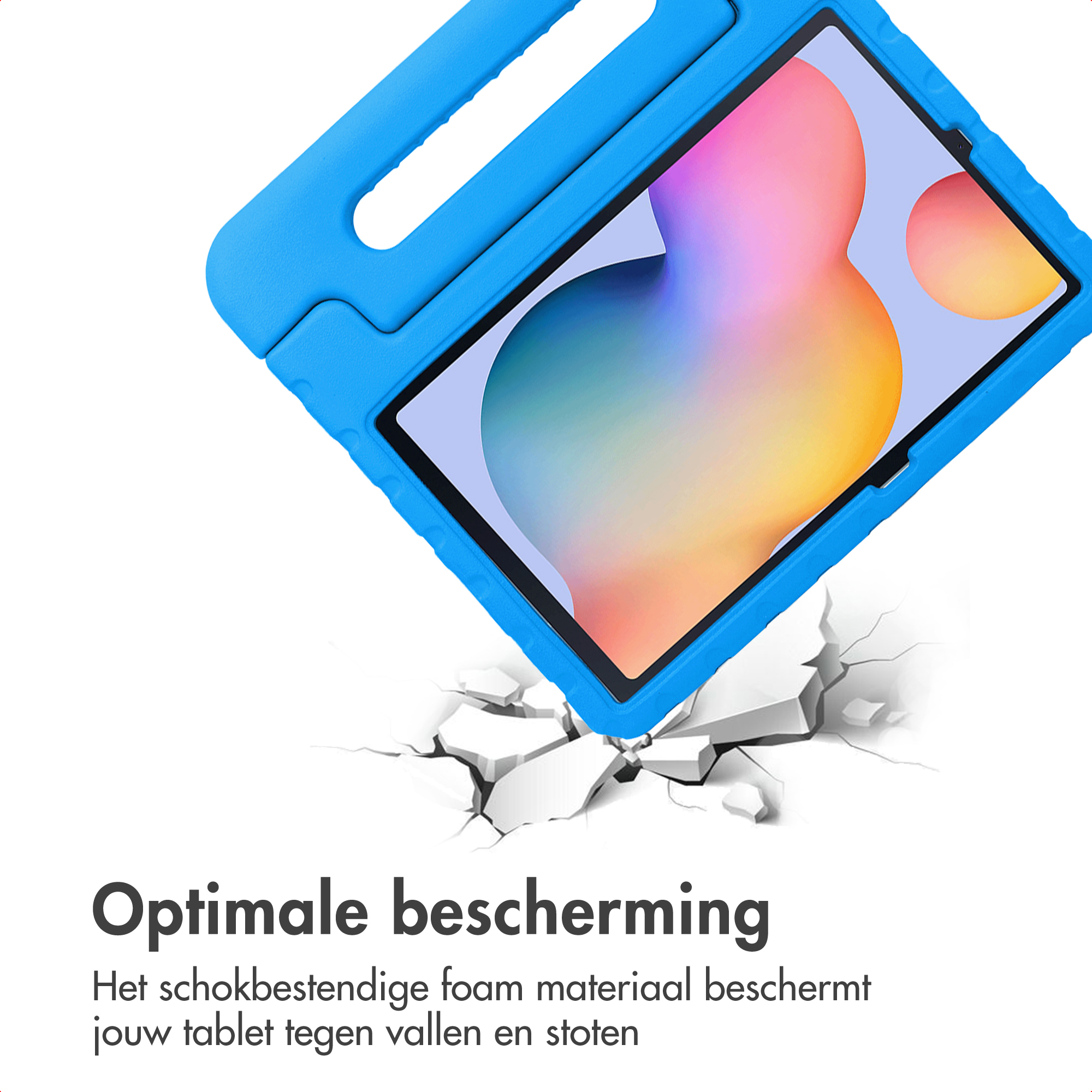 Een blauwe tablethoes met handvat breekt door een witte, gebarsten ondergrond.