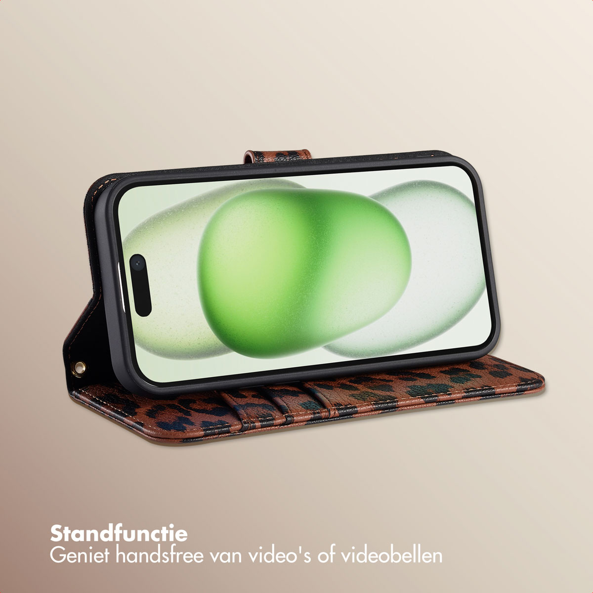 Een smartphone in een bruine dierenprint hoes, rechtop staand.