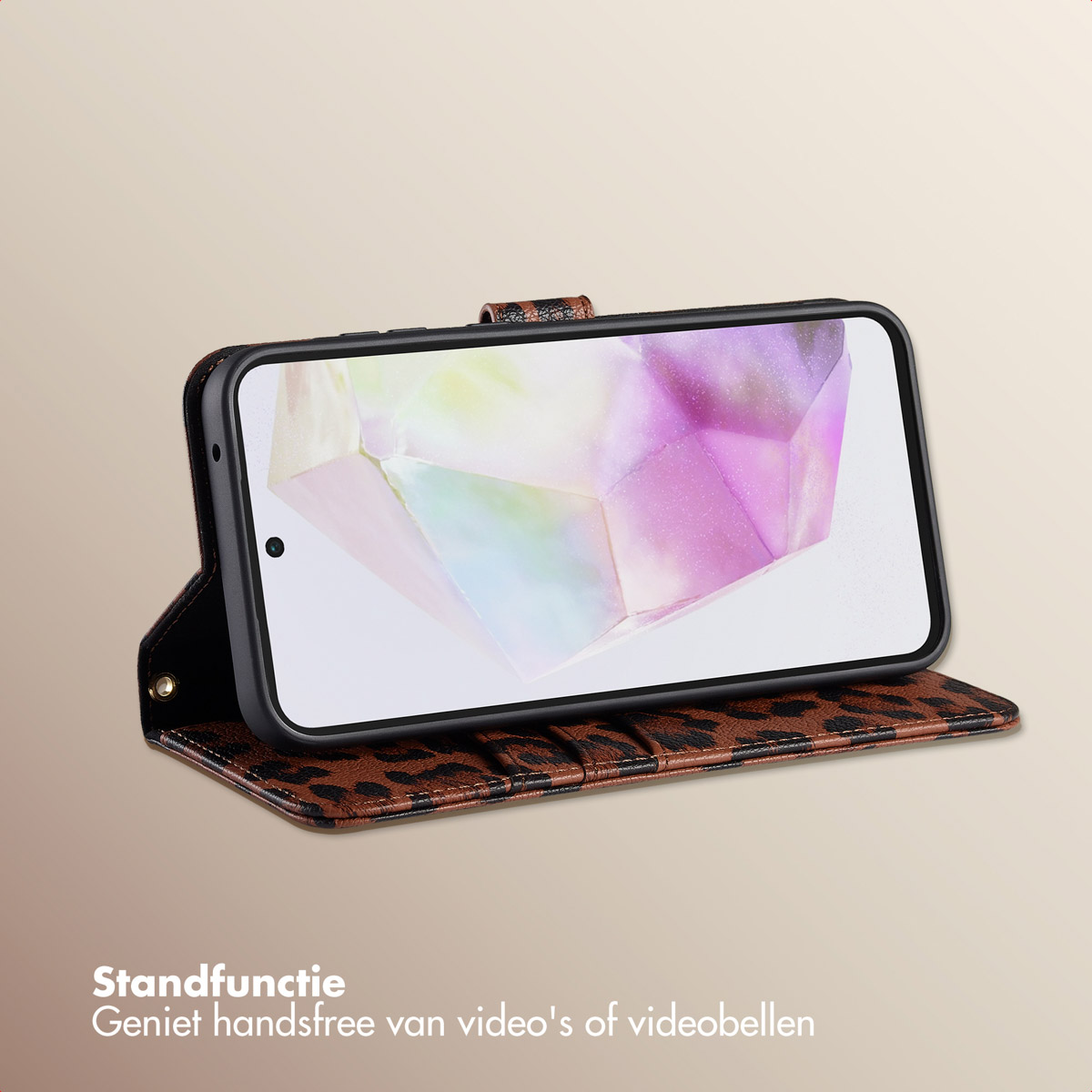 Een telefoon in een luipaardprint hoesje staat open voor handsfree bekijken.