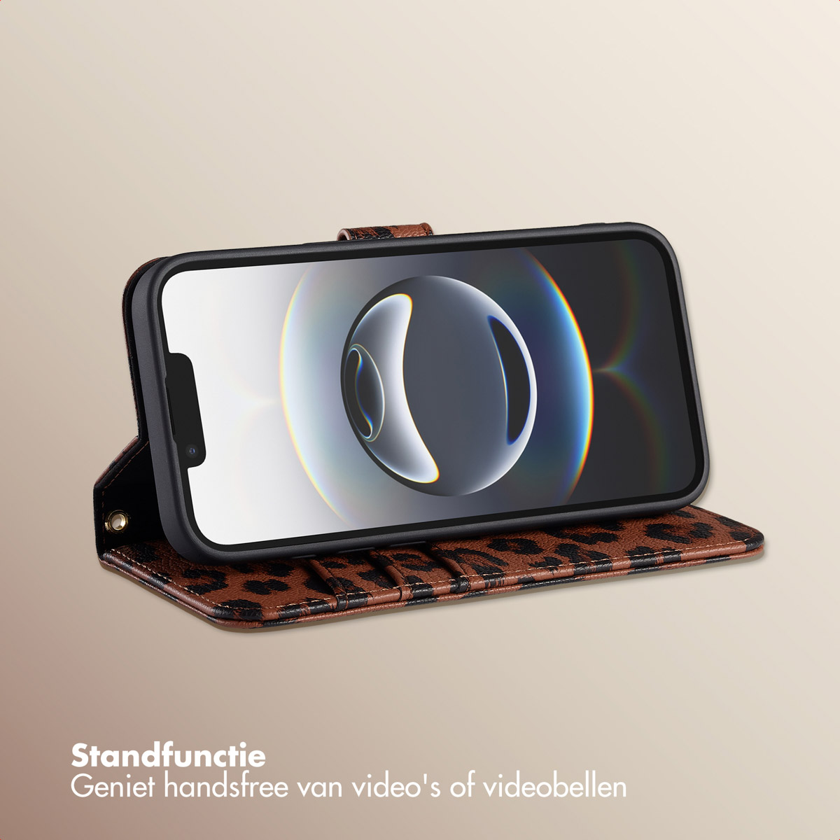 Un smartphone dans un étui léopard, configuré en support.