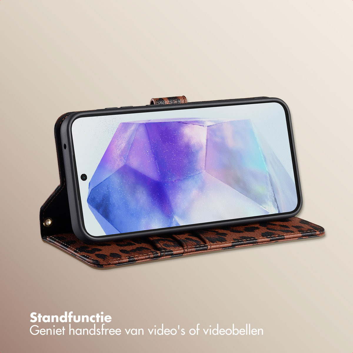 Un smartphone dans un étui léopard est surélevé, affichant un graphique de cristal.