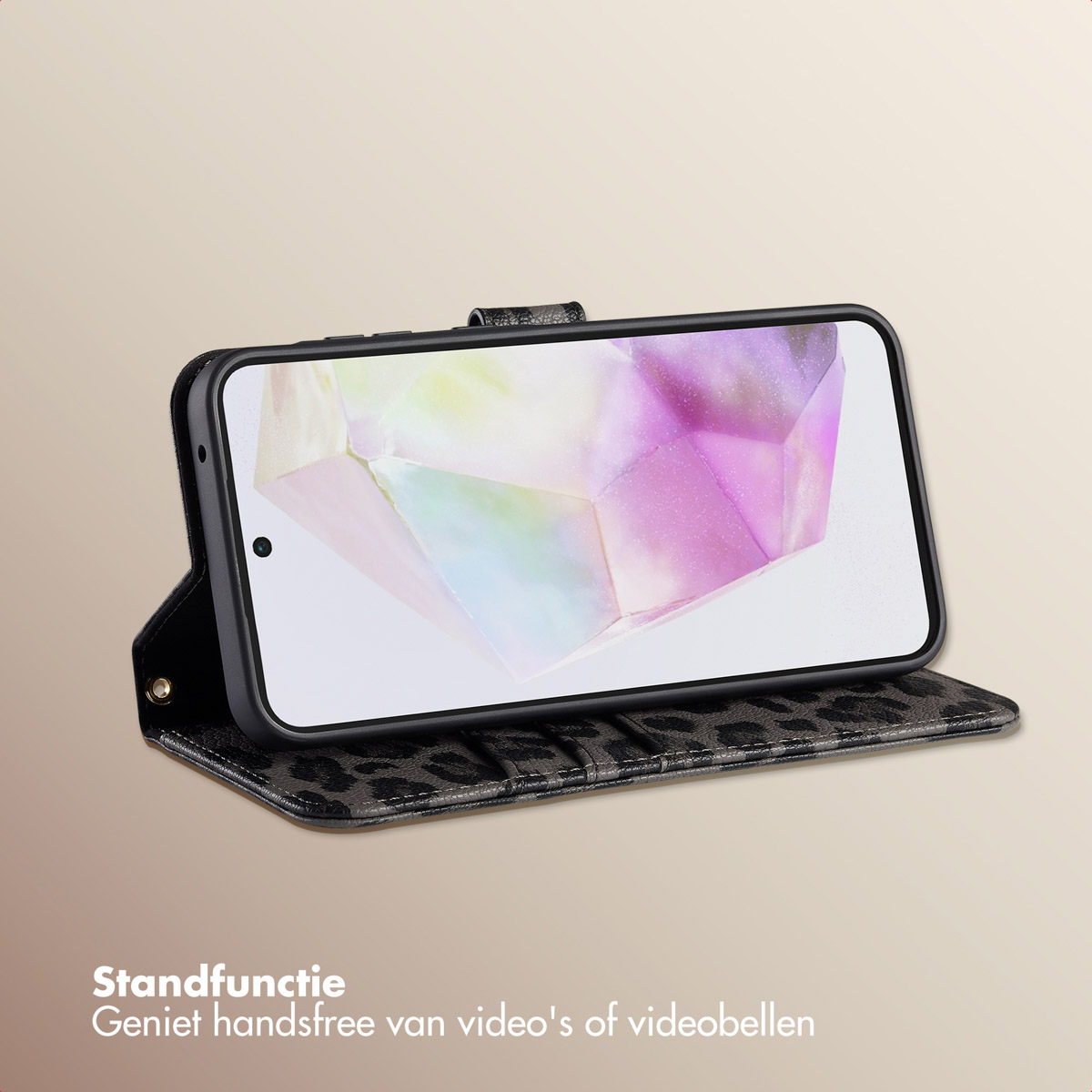 Étui de téléphone noir à motif léopard, ouvert en mode support pour vidéo.