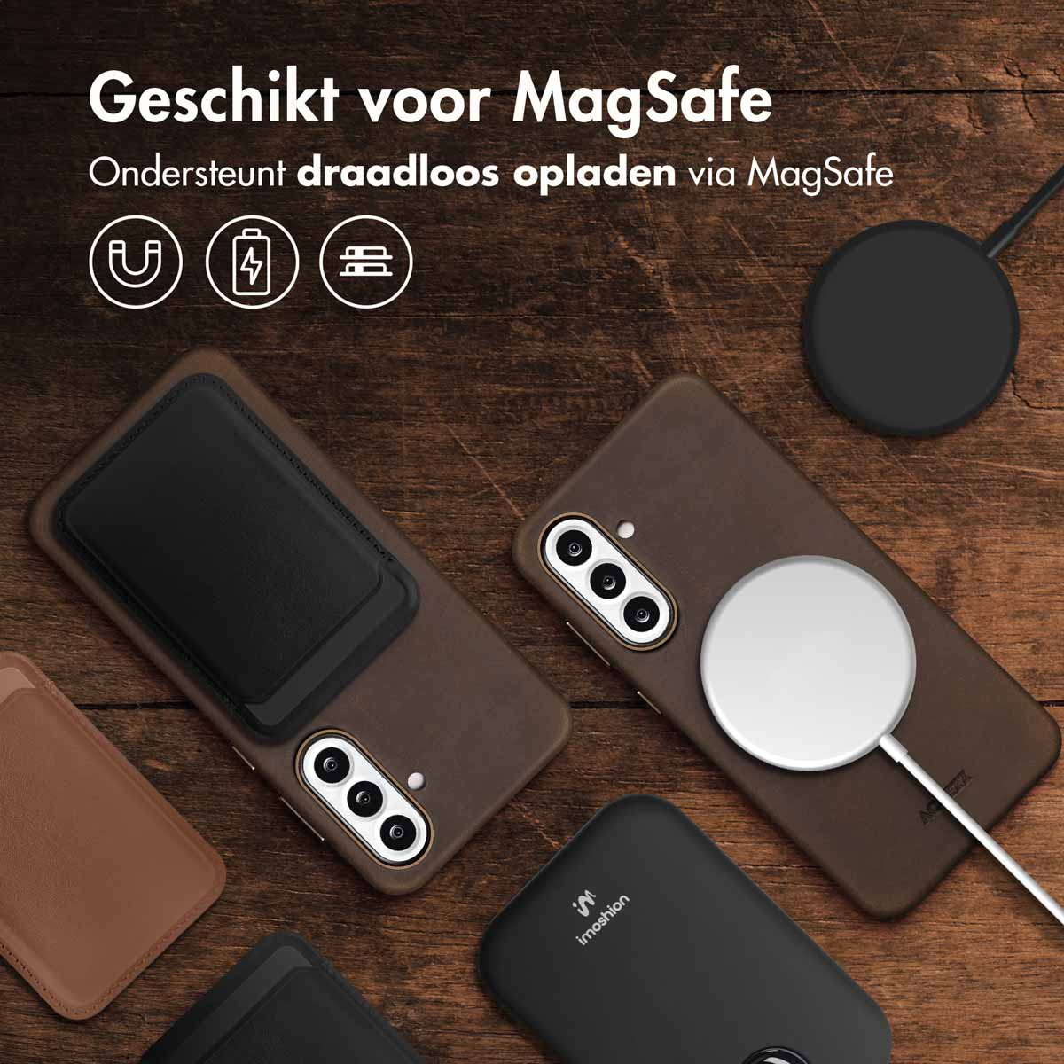 Coques de téléphone marron, chargeur MagSafe, batterie externe et accessoires sur fond bois.