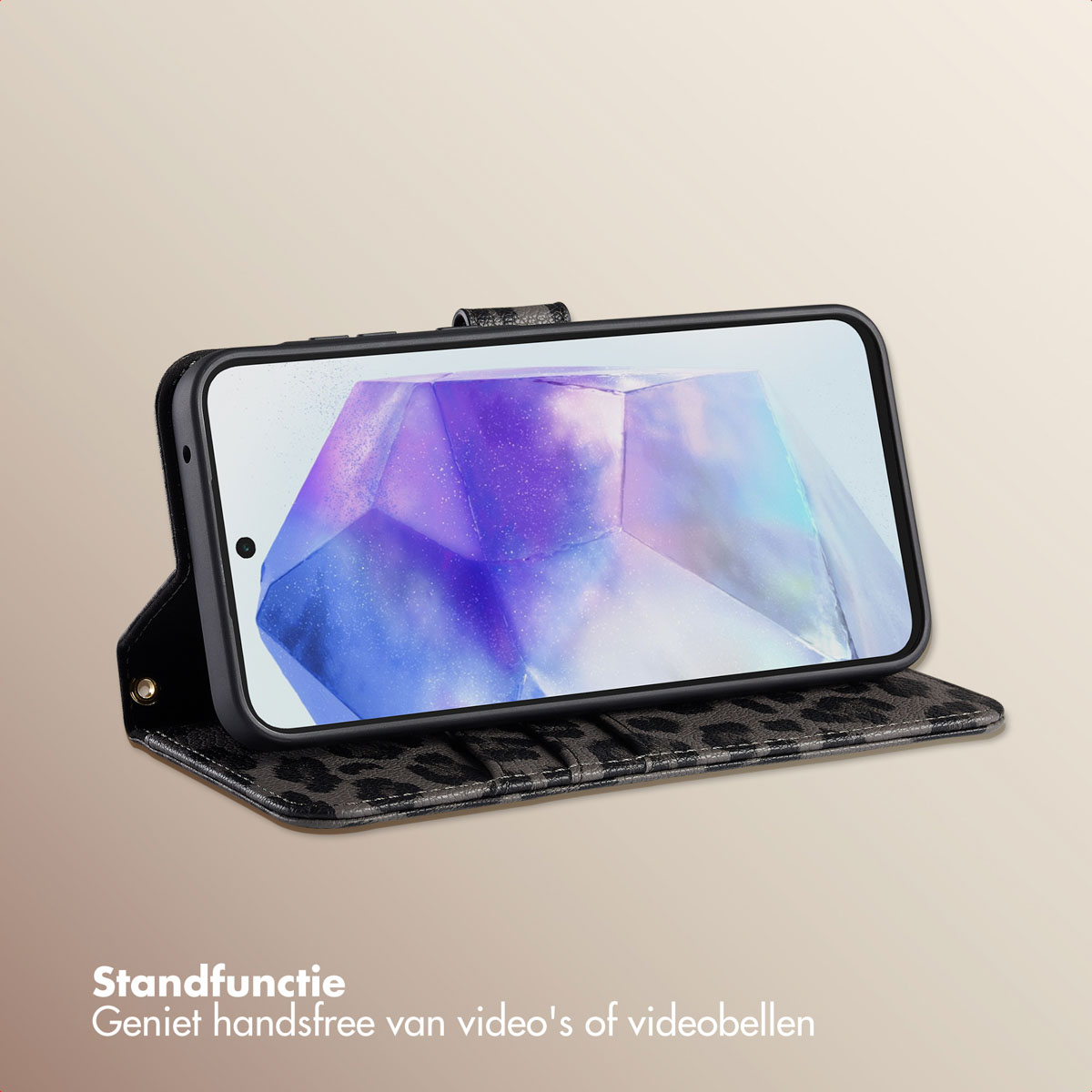 Un smartphone dans un étui léopard est sur pied. L'écran montre un cristal.