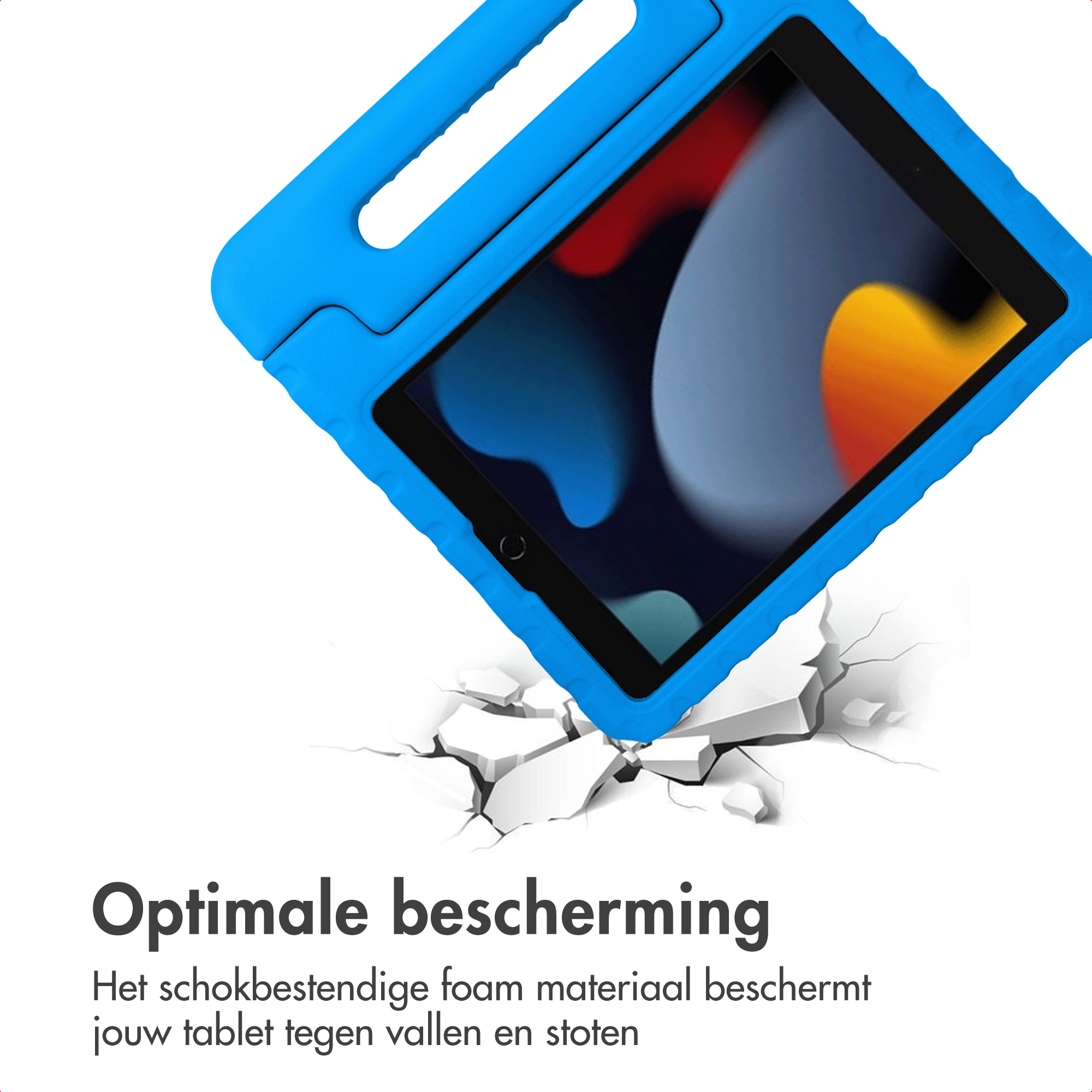 Een blauwe tablethoes met handvat breekt door een wit oppervlak.