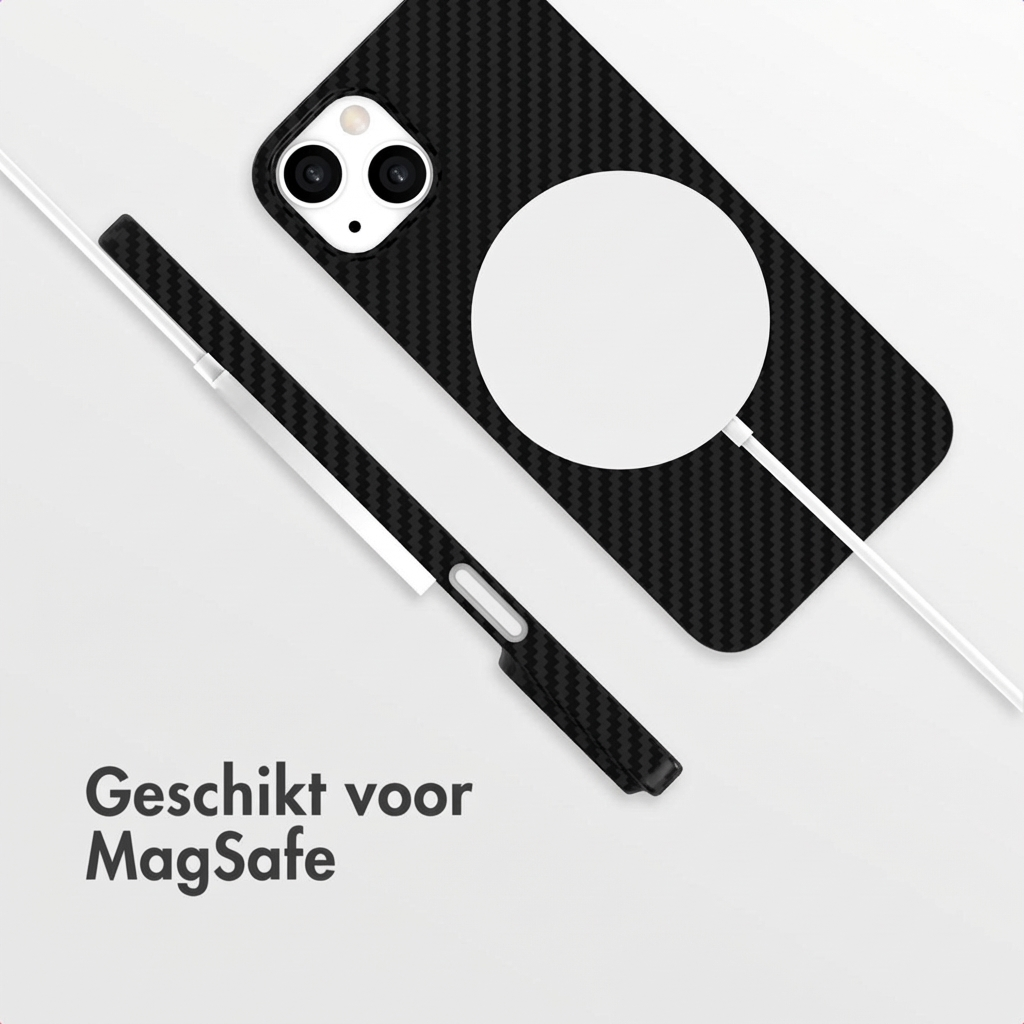Zwarte telefoonhoes met koolstofvezelpatroon en MagSafe-cirkel ernaast.