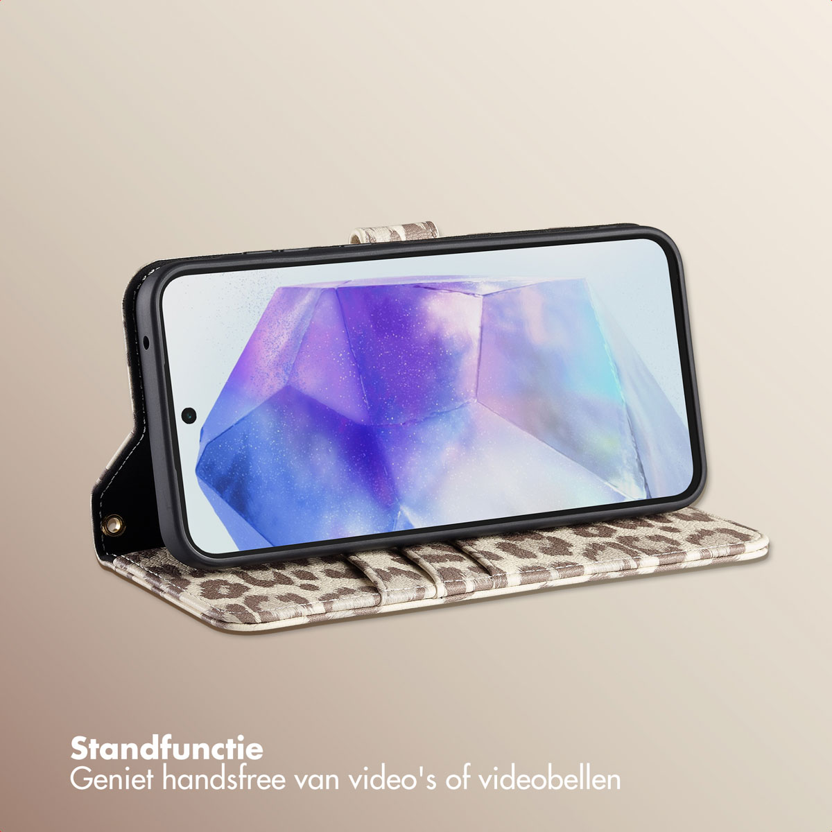 Een smartphone in een hoes met luipaardprint, in standaardmodus.