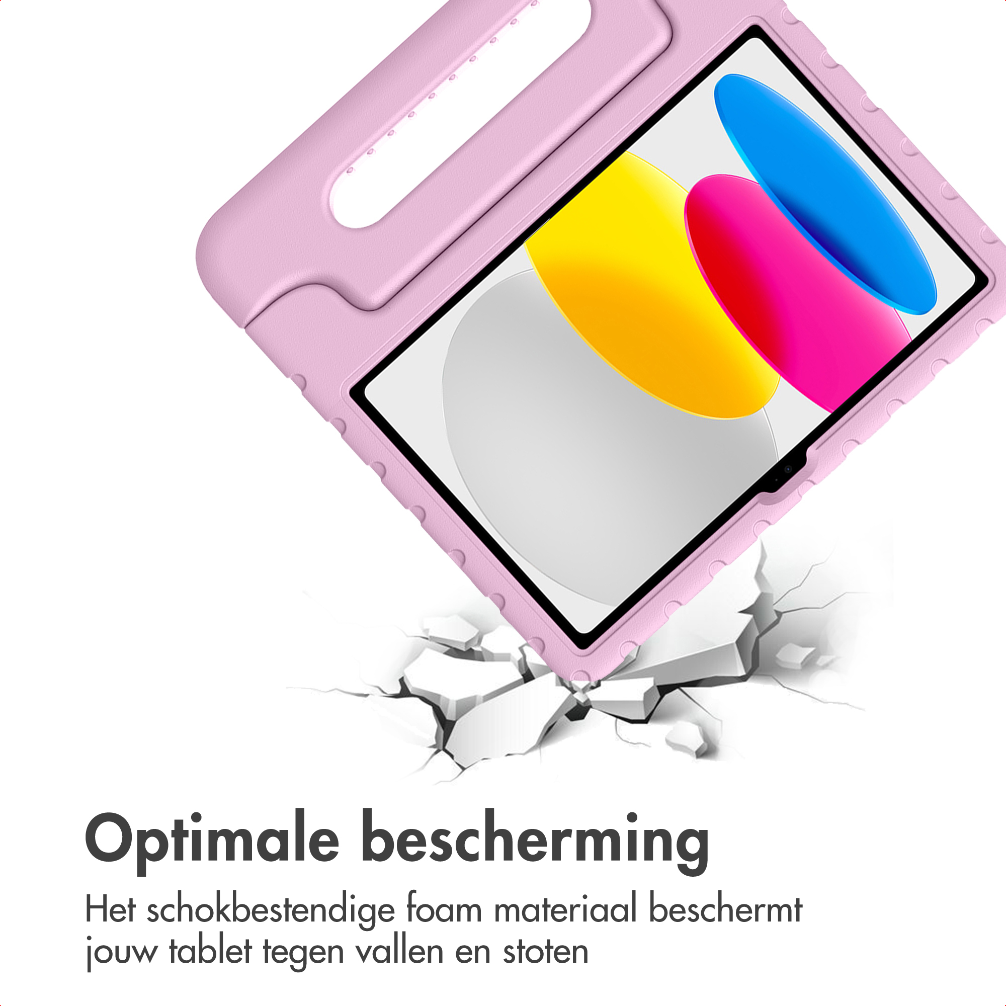 Een roze tablethoes met handvat die op gebroken grond valt.