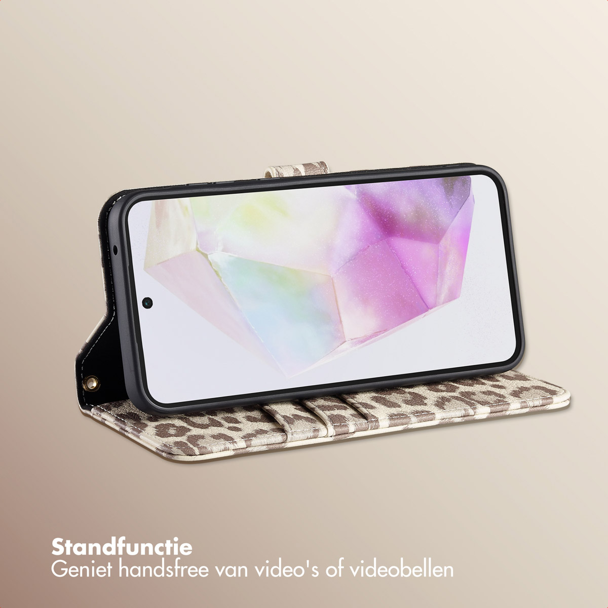 Un smartphone dans un étui léopard est posé verticalement.