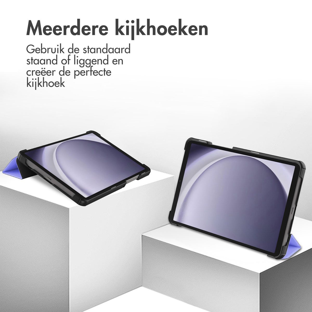 Zwei Tablets in schwarzen Hüllen mit violettem Ständer auf weißen Blöcken.