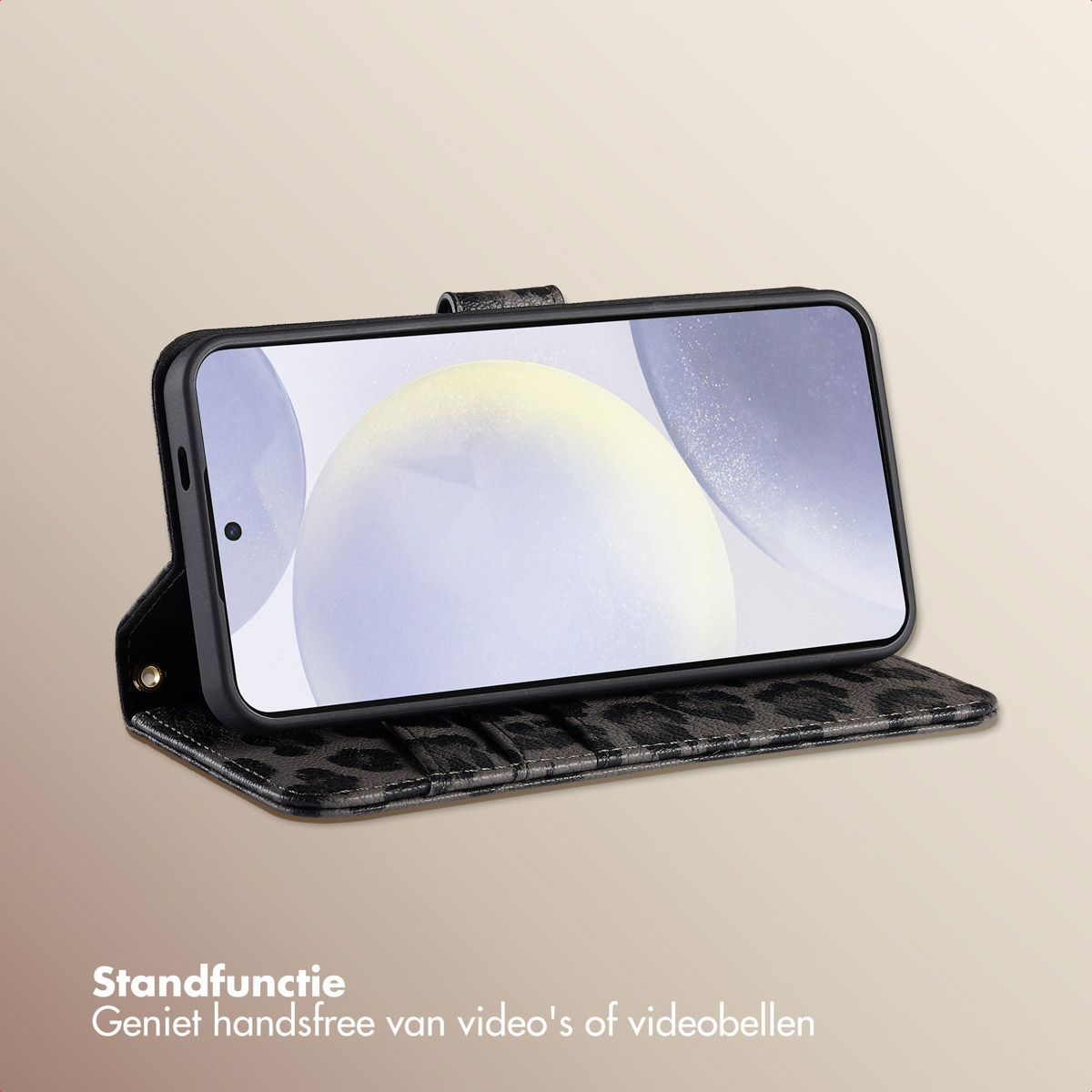 Een mobiele telefoon in een hoesje met luipaardprint staat rechtop voor handsfree bekijken.