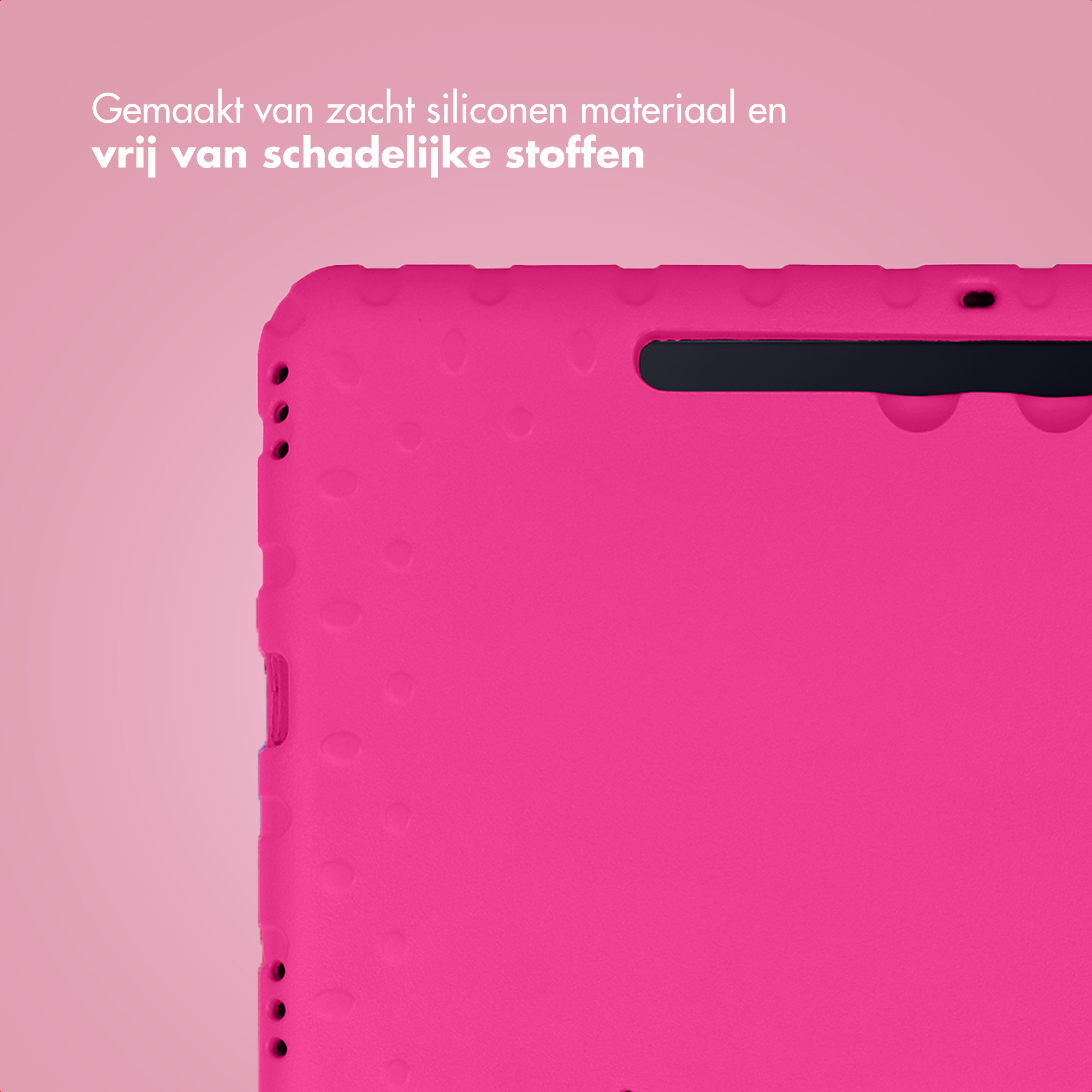 Een roze siliconen tablethoes met reliëfpunten. Tekst in het Nederlands.