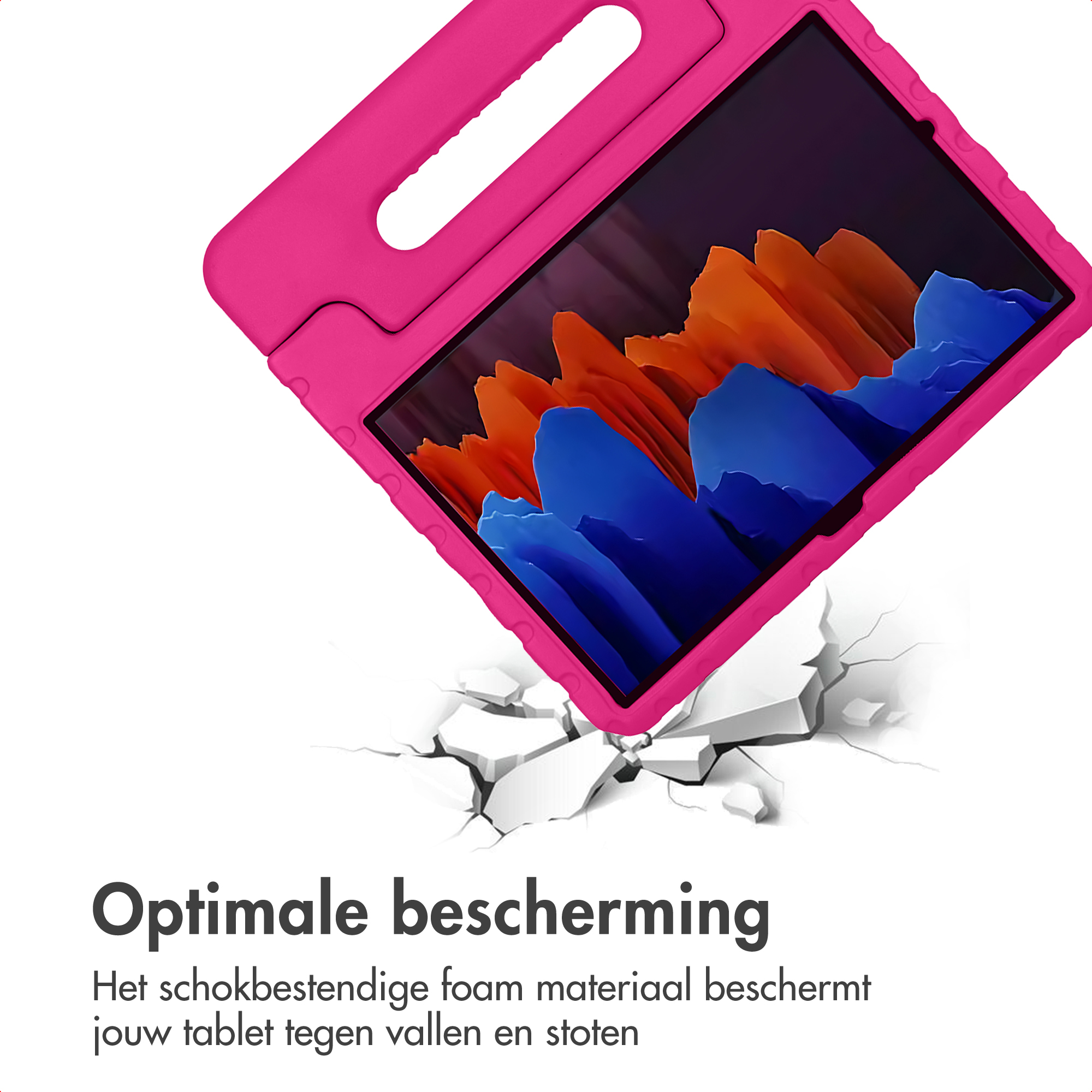 Een roze tablethoes met handvat valt op een gebarsten ondergrond.