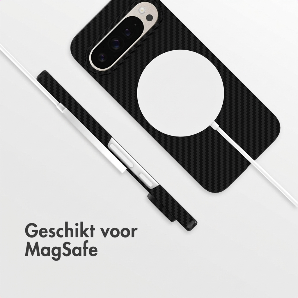 Schwarze Handyhülle mit Carbonmuster, MagSafe-Kreis und weißem Kabel.