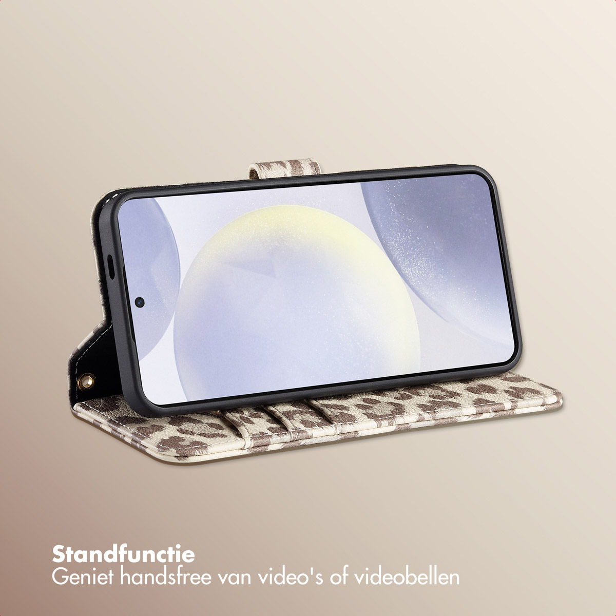 Un téléphone est posé sur un support à motif léopard.