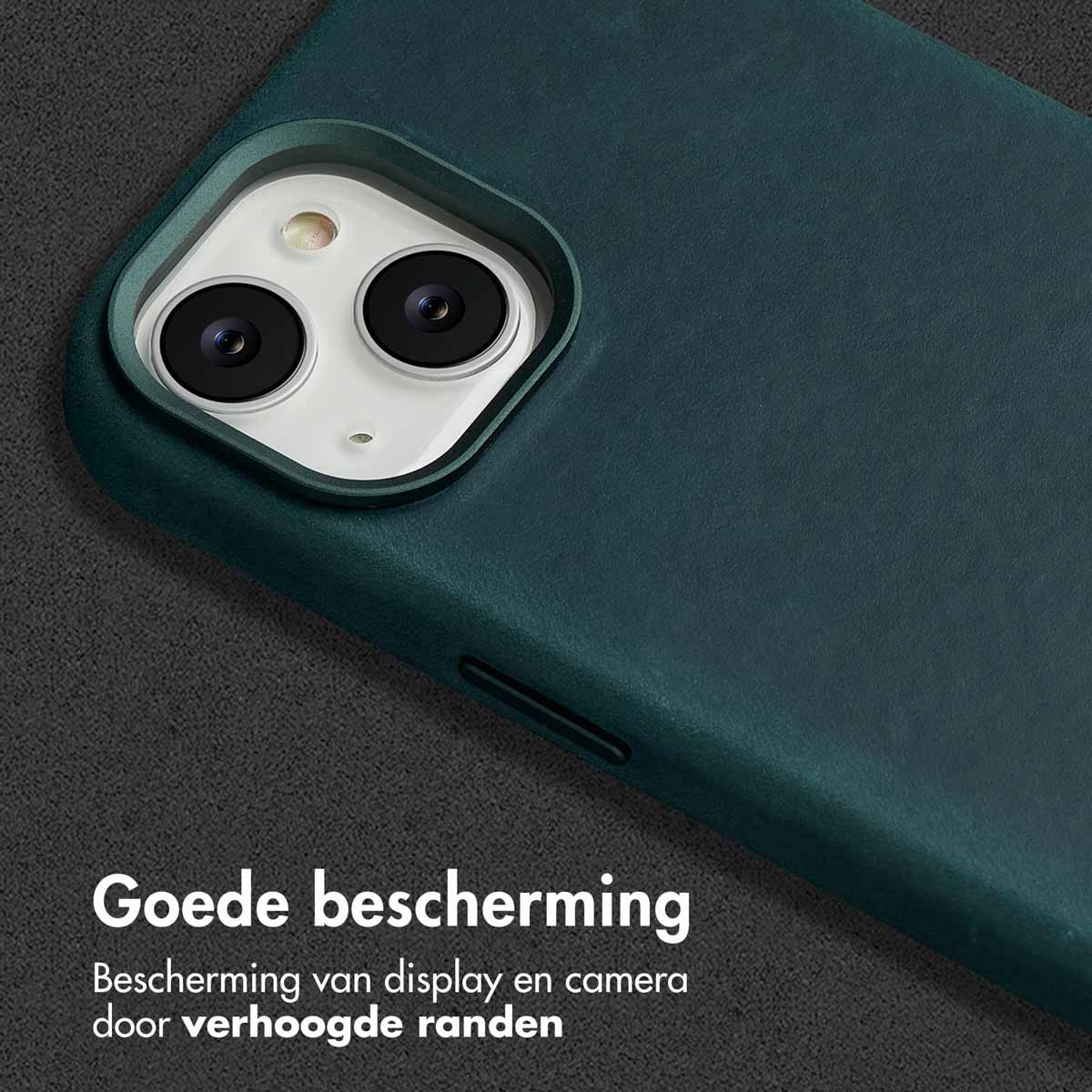Coque de téléphone vert foncé montrant les objectifs de la caméra, sur fond sombre.