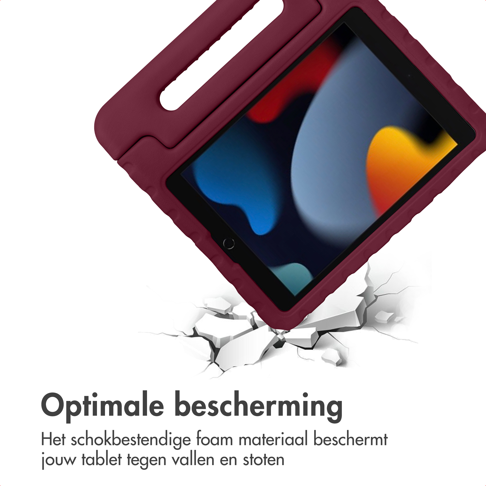 Een bordeauxrode tablethoes met handvat breekt door een wit oppervlak.