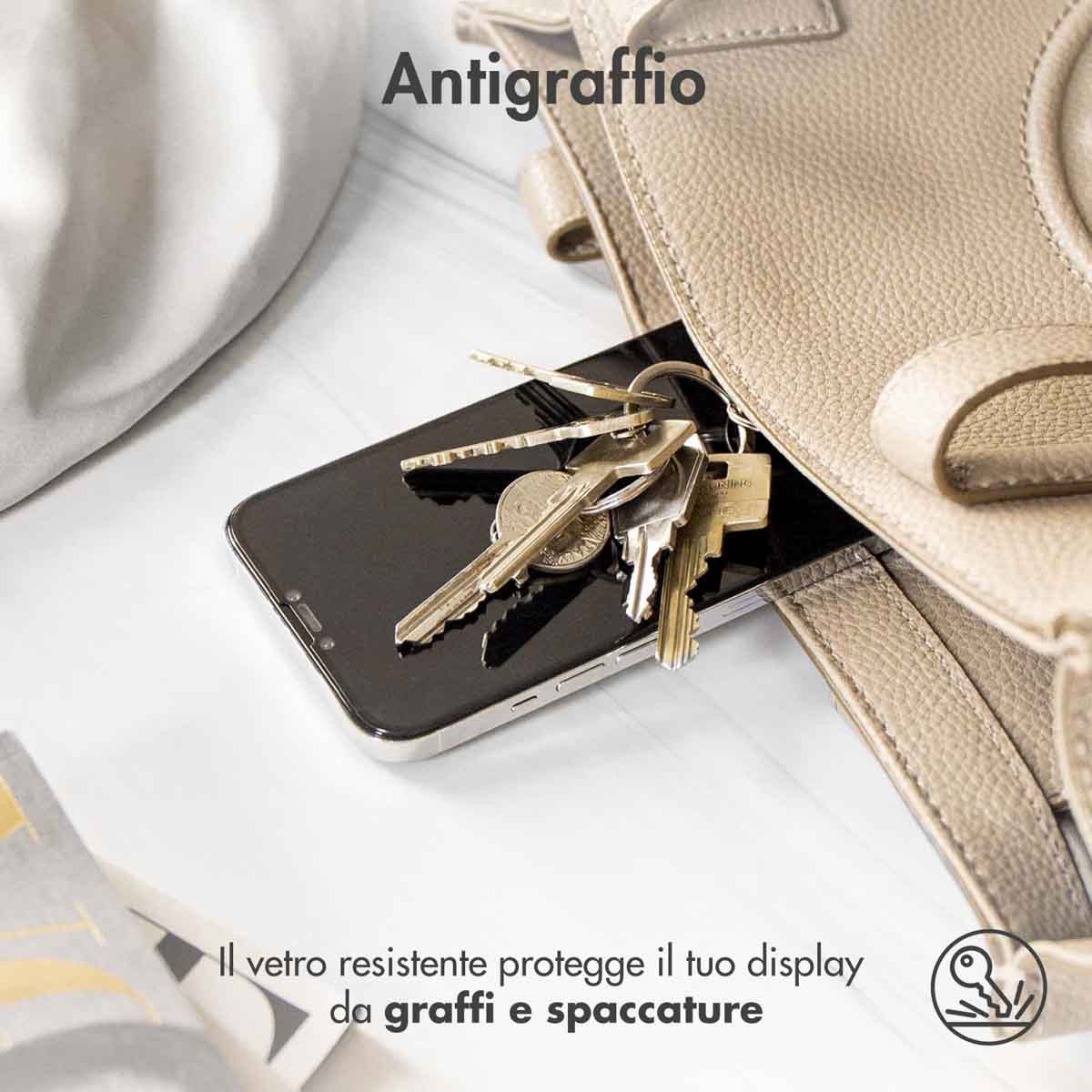 Un trousseau de clés repose sur un smartphone glissé dans un sac beige.