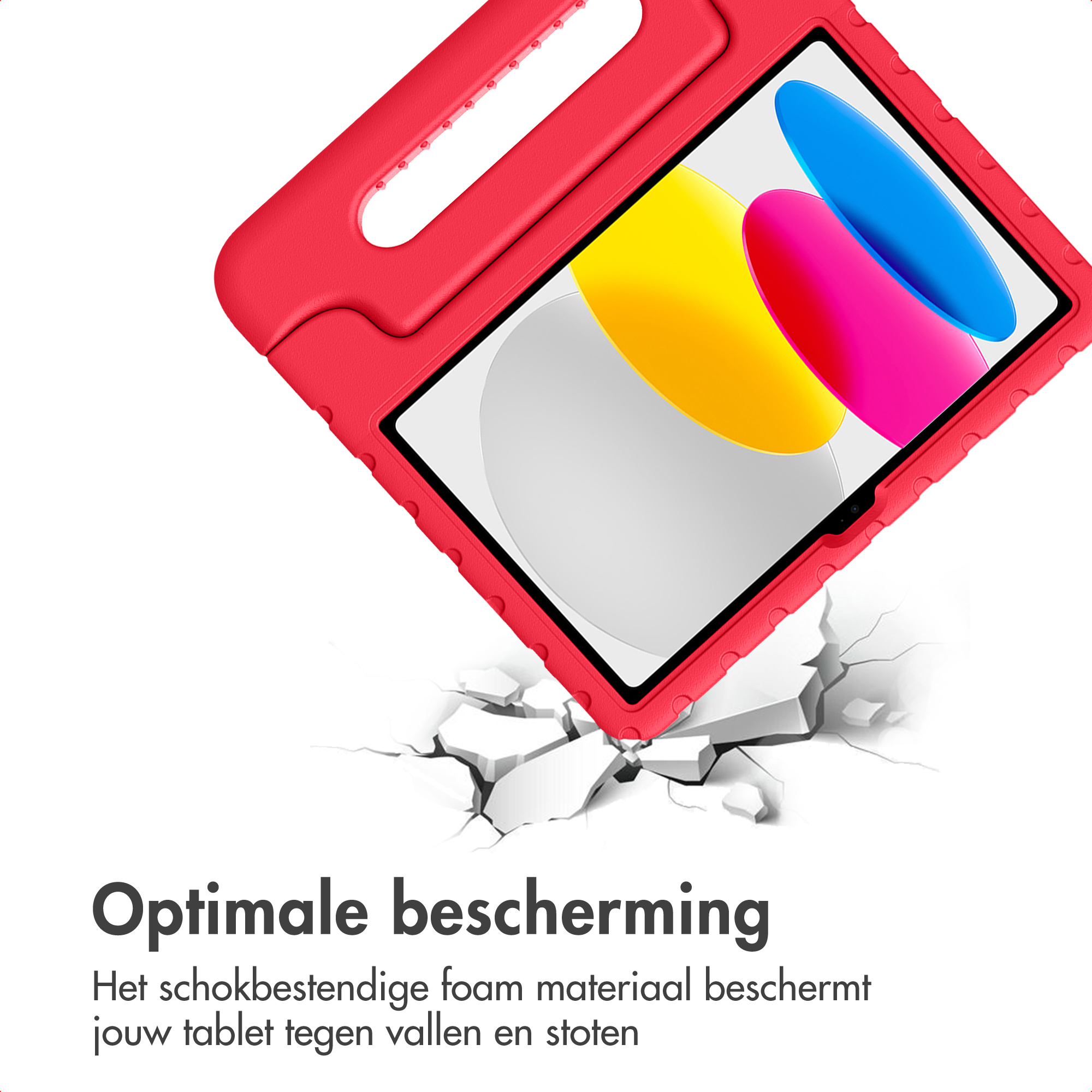 Coque rouge pour tablette avec poignée, posée sur un sol craquelé.