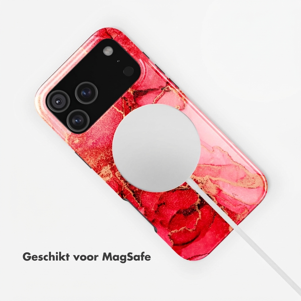 Rode iPhone hoes met MagSafe oplader en witte kabel.