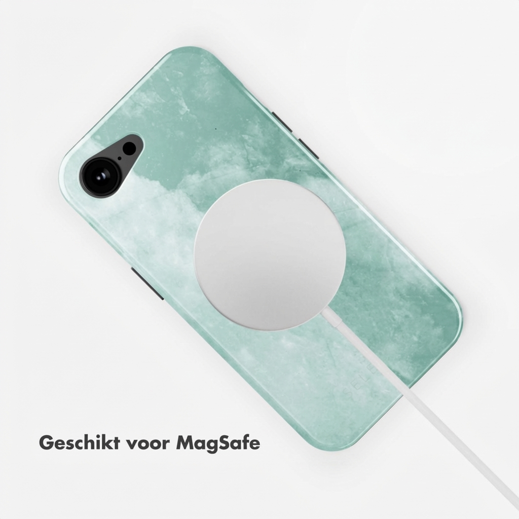 Een telefoon met groen marmerpatroon en MagSafe-lader.
