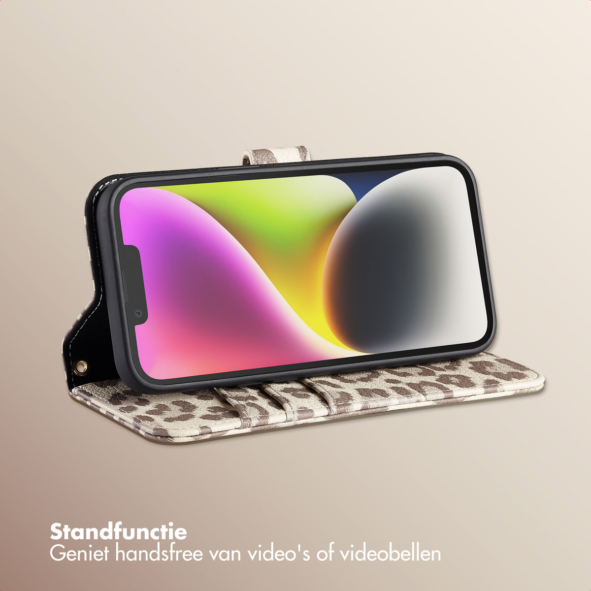 Una custodia leopardata aperta tiene uno smartphone con schermo colorato.